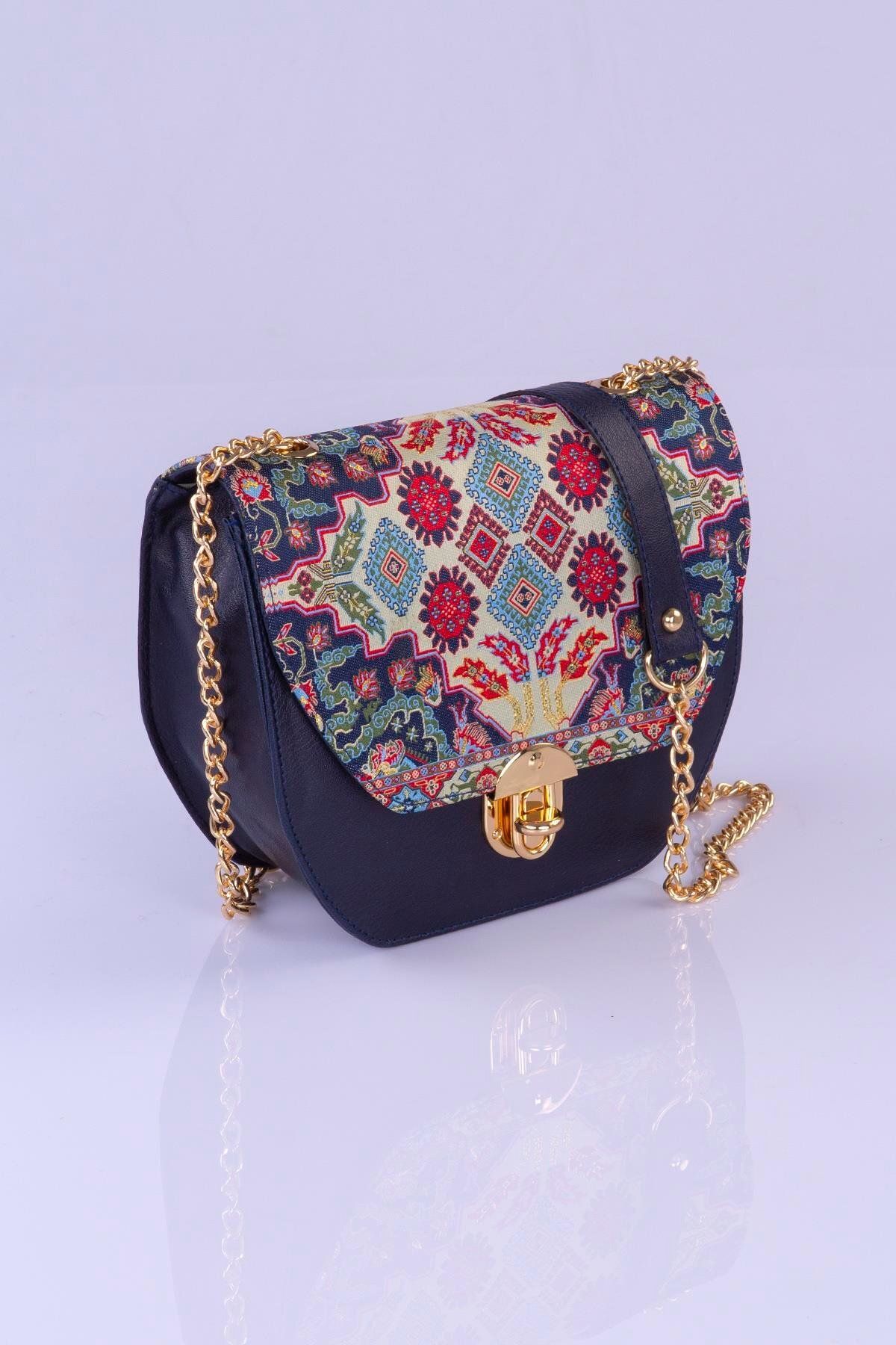 MODA Renkli Etnik Kilim Desenli Kadın Omuz Çantası – Bohem Tarz, Zincir Askılı, Kilit Kapak