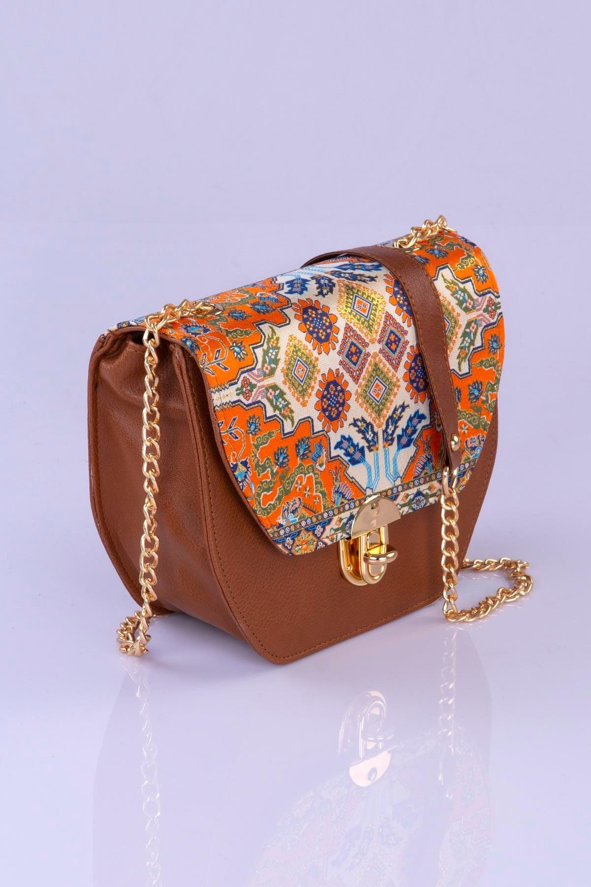 MODA Renkli Etnik Kilim Desenli Kadın Omuz Çantası – Bohem Tarz, Zincir Askılı, Kilit Kapak