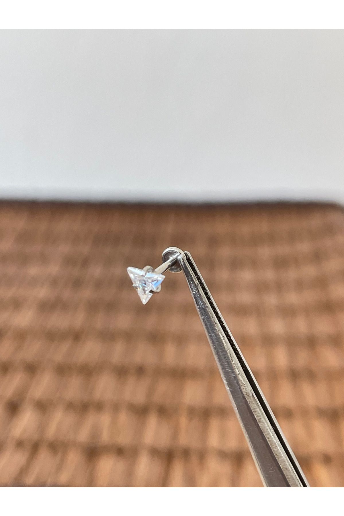 Rupen Kraft 316 L Cerrahi Çelik Üçken Zirkon Taşlı Dudak Helix Kıkırdak Tragus Piercingi