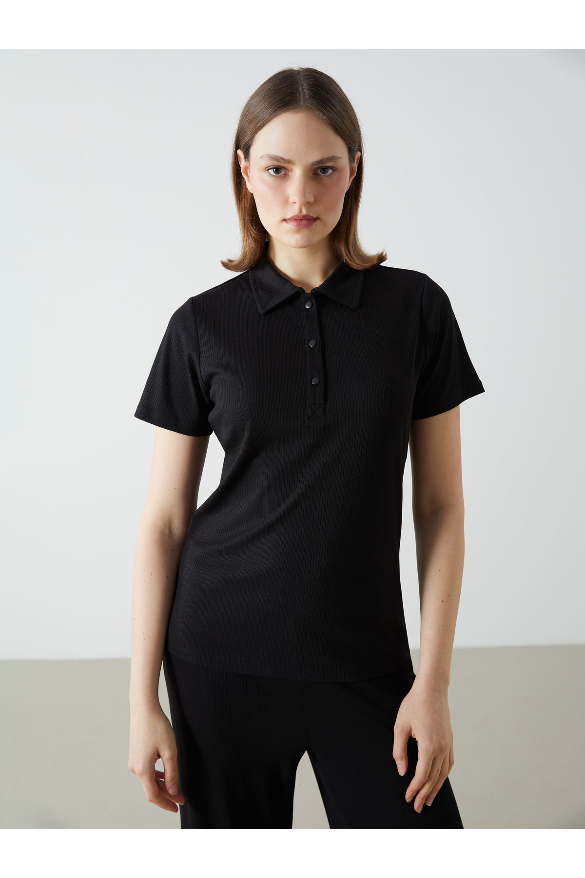 LC Waikiki Polo Yaka Dokulu Kadın Tişört