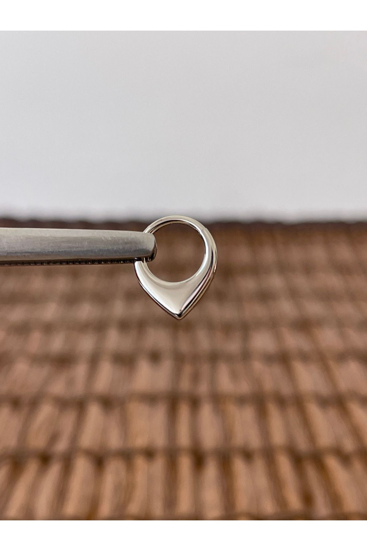 Rupen Kraft 316 L Cerrahi Çelik Anti Alerjik V Model 8 mm x 1.2mm Altın Kilitli Halka Piercing