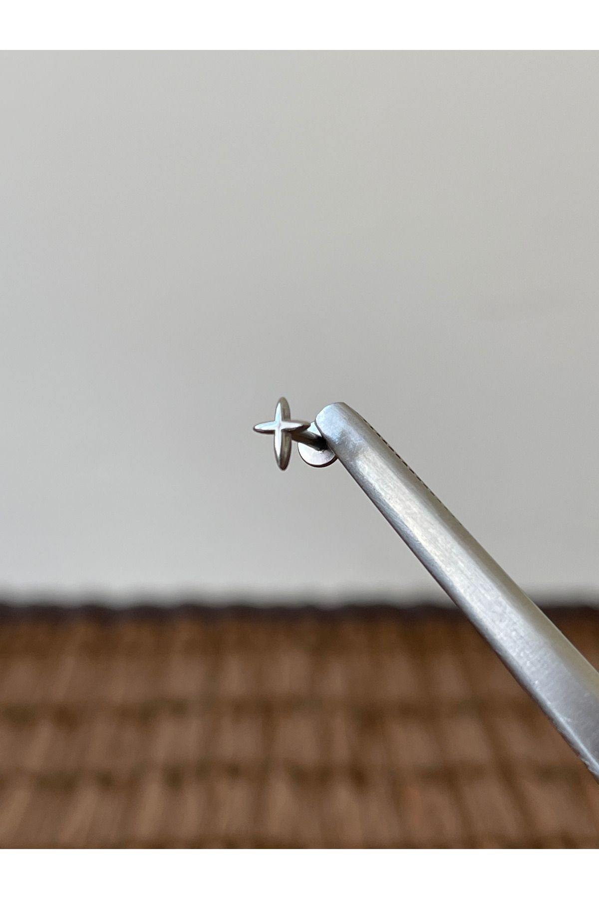 Rupen Kraft 316 L Cerrahi Çelik Anti Alerjik 8 mm Haç Model Sabret Dudak Ve Kıkırdak Piercingi