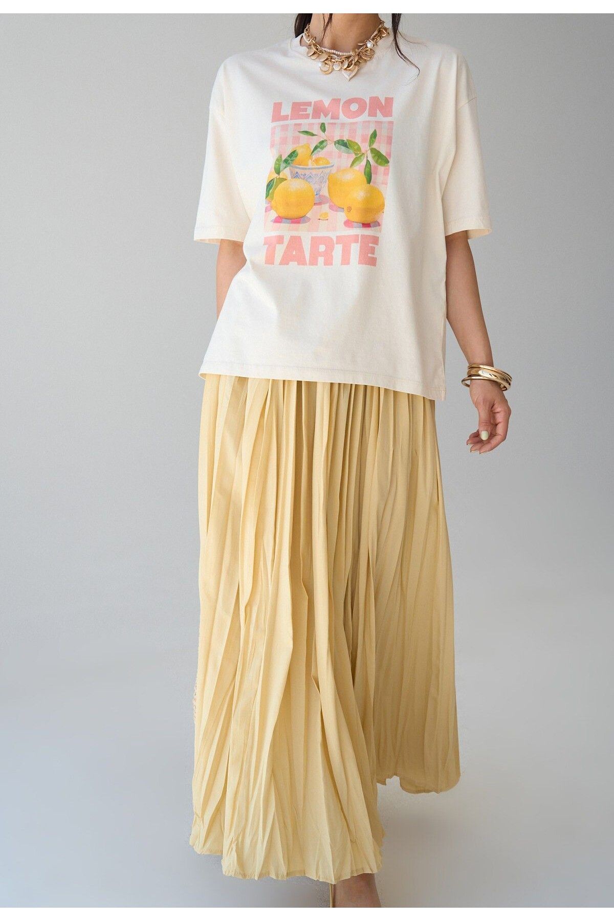 FEMMESTUDIO Kadın Ekru Bisiklet Yaka Lemon Tarte Baskılı Oversize T-shirt