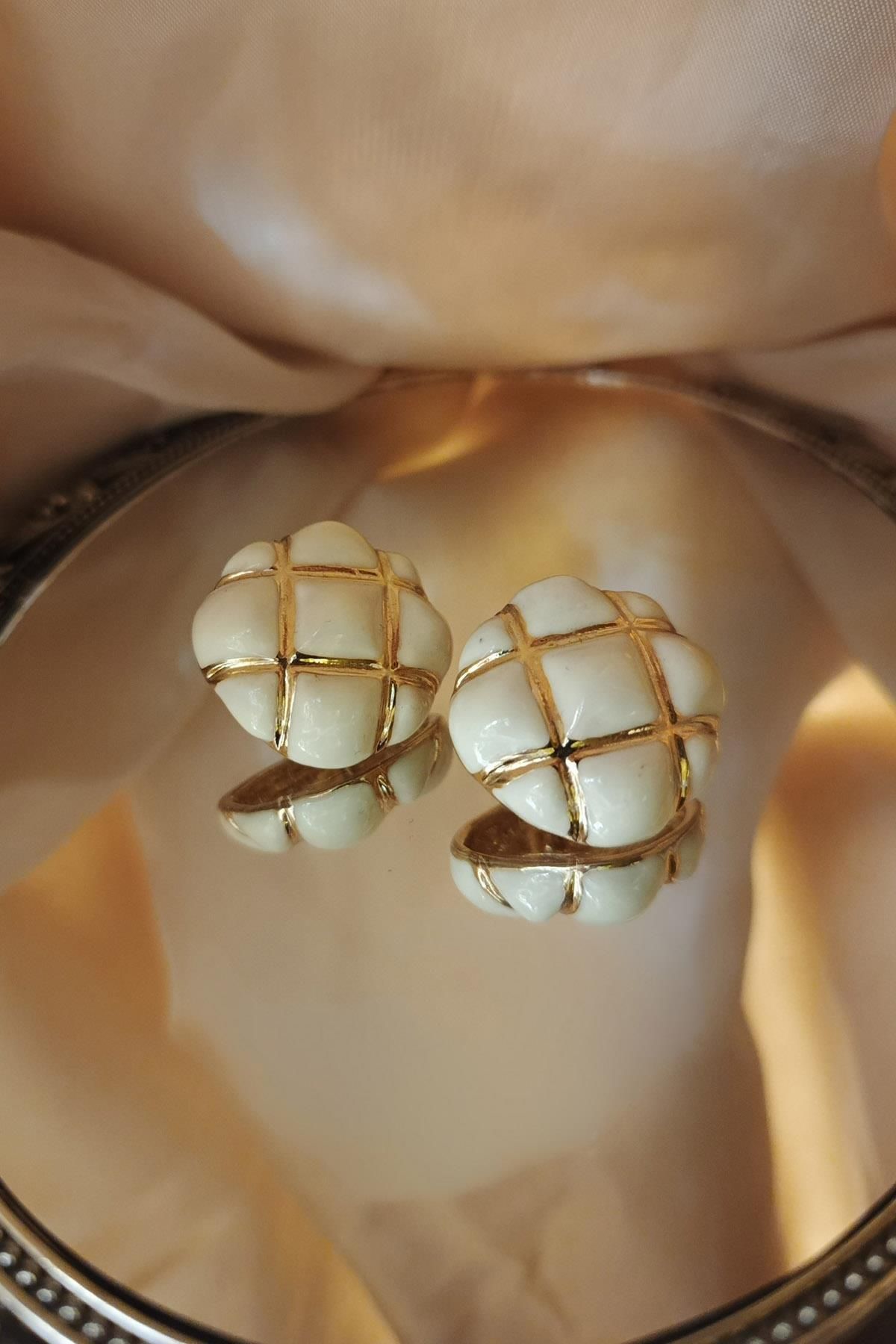 Eswomes Gold Detaylı Baklava Desen Küpe Beyaz