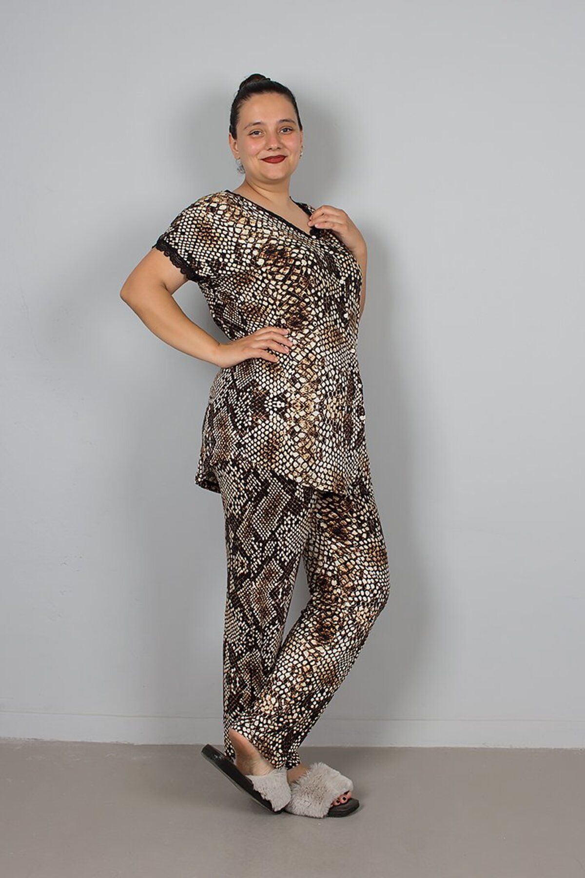 Truva XXL-Plus Size Button down Snake Print Pajama Set – Stylish and Comfortable Design 2