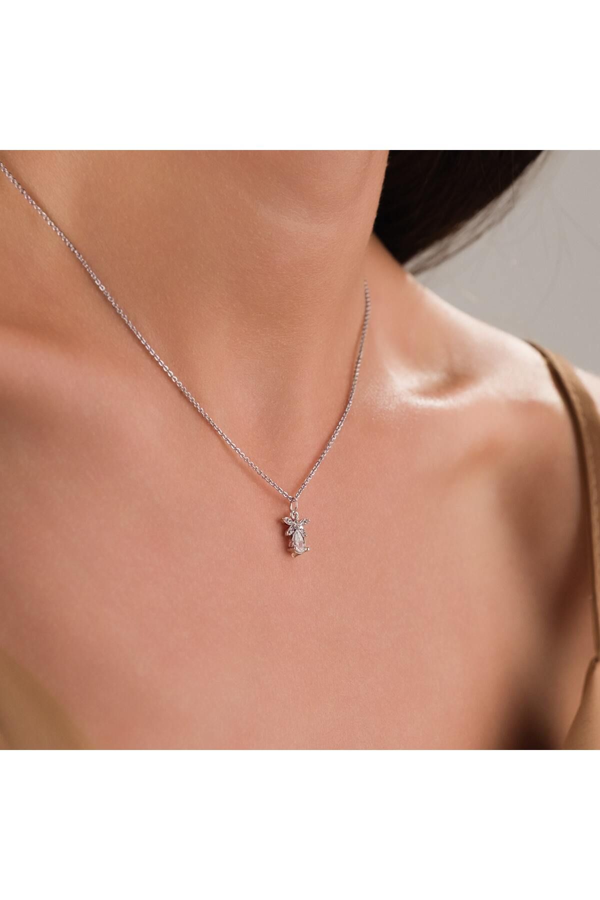 HOBİSY GIFT SHOP Ateş Böceği Figürlü Zirkon Taşlı Gümüş Kaplama Çelik Kadın Kolye – Zarif ve Minimalist Tasarım