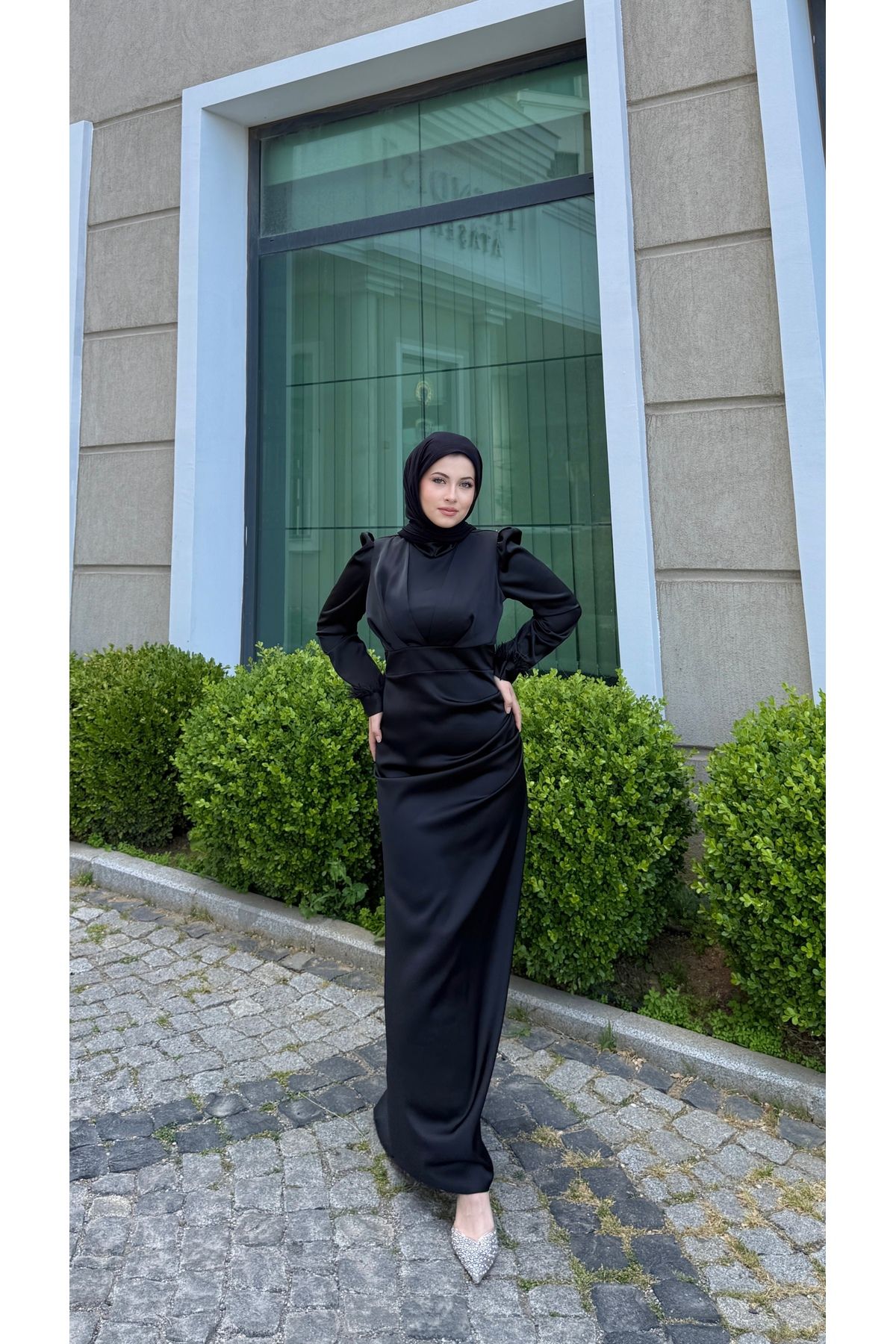 ZÜBİŞ BUTİK Kolları Tüy Detaylı Kuyruklu Saten Abiye