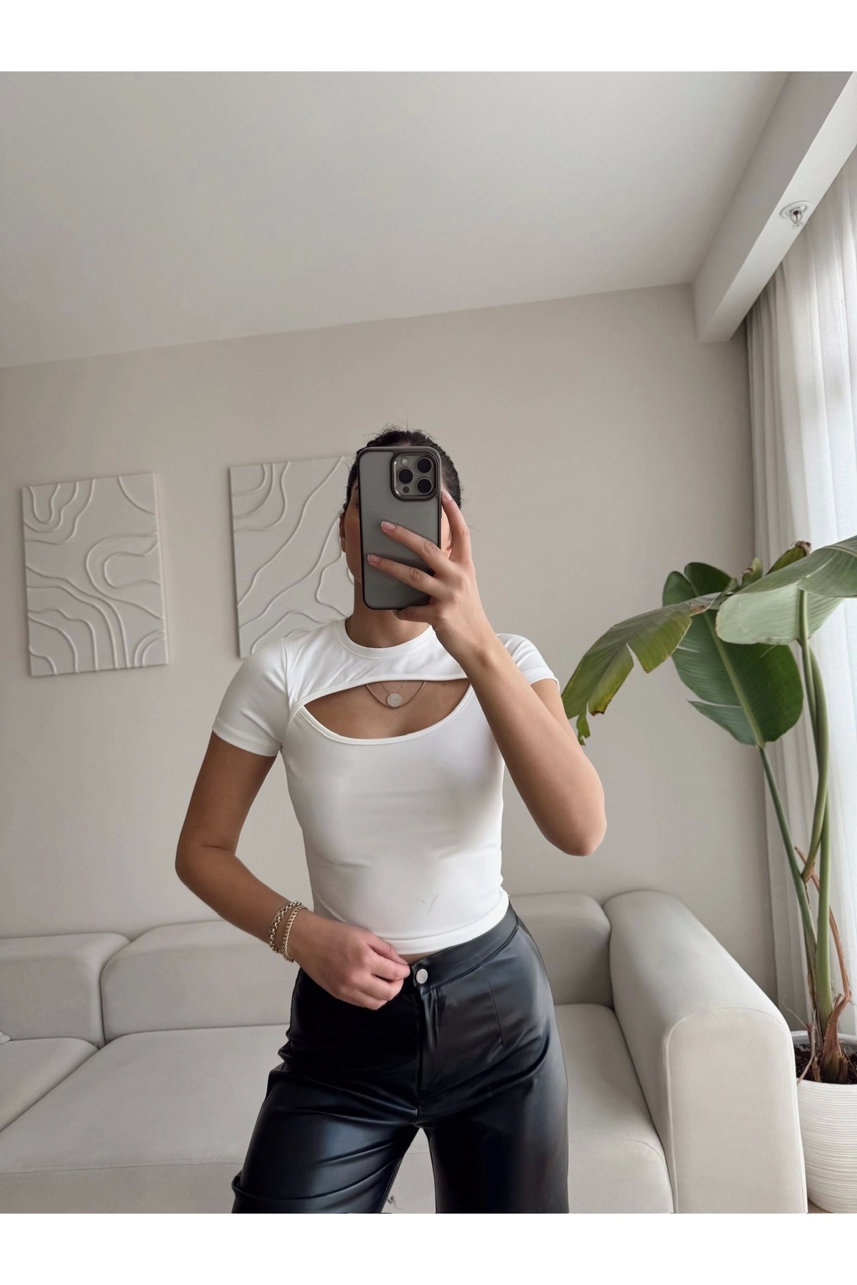 Zoom Butik-Chest Window Crop - White 3