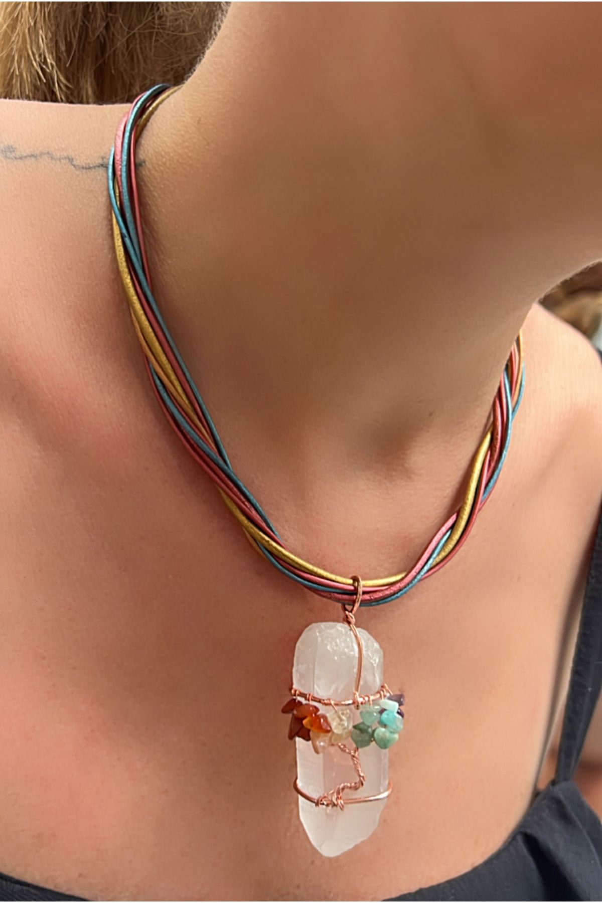 Kutcha Accessories Doğal Kristal Taşlı Renkli Kadın Deri Kolye – Çakra Taşı ve Bakır Tel Sarma Tasarım