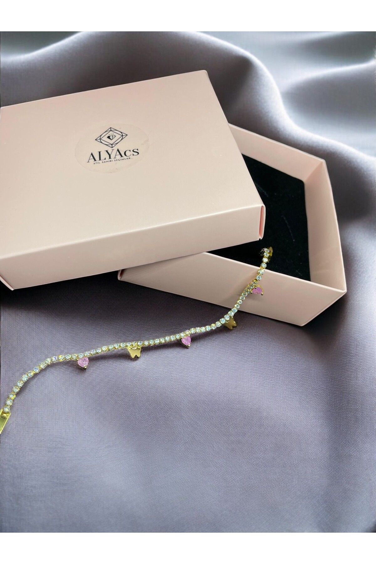 alyacs Kadın Kelebek Modelli Pembe Zirkon Taşlı Gold Renk Çelik Bileklik – Şık & Zarif Tasarım
