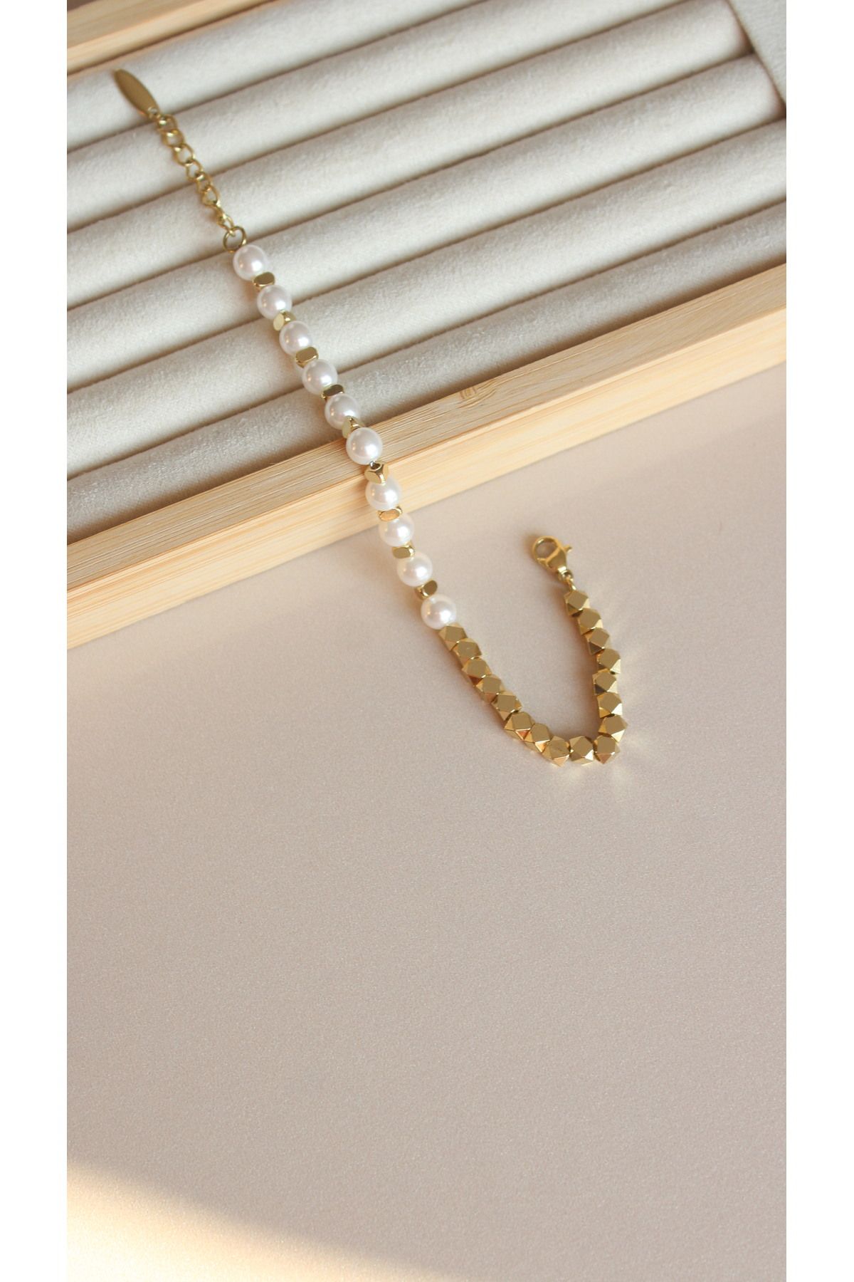 Tişt Accessory Xupin Kadın Gold Renk Yarısı İnci Boncuklu Diğer yarısı Faset kesimli Çelik Bileklik