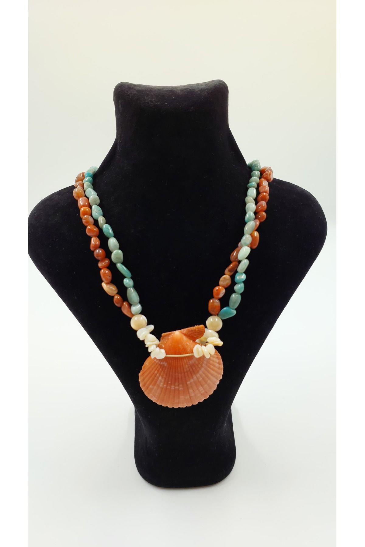R G Handmade Design “Deniz Esintisi” – Akik, Amazonit ve Doğal Taşlı El Yapımı Deniz Kabuğu Kolye