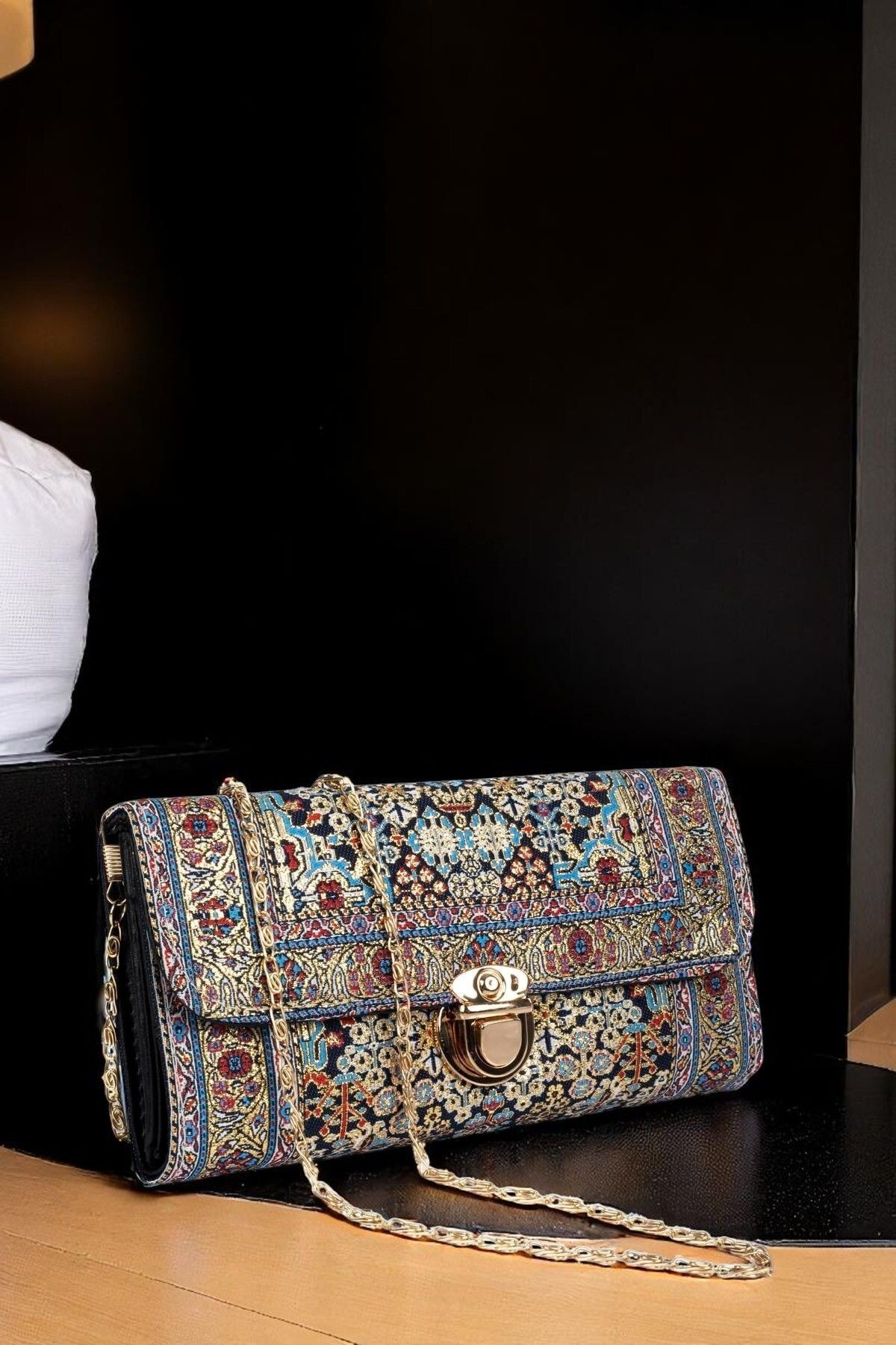 MODA Kadın Etnik Halı Desenli Kumaş Omuz ve El Çantası – Zincir Askılı Şık Tasarım