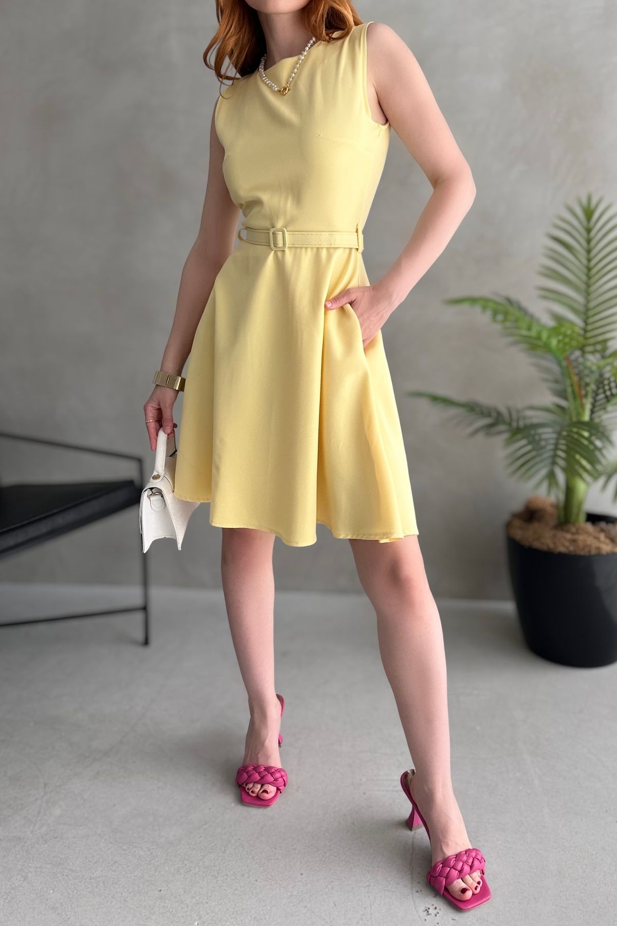 Fav Style Kadın Bisiklet Yaka Kolsuz Eteği Volanlı Kemerli Kısa Elbise Sarı