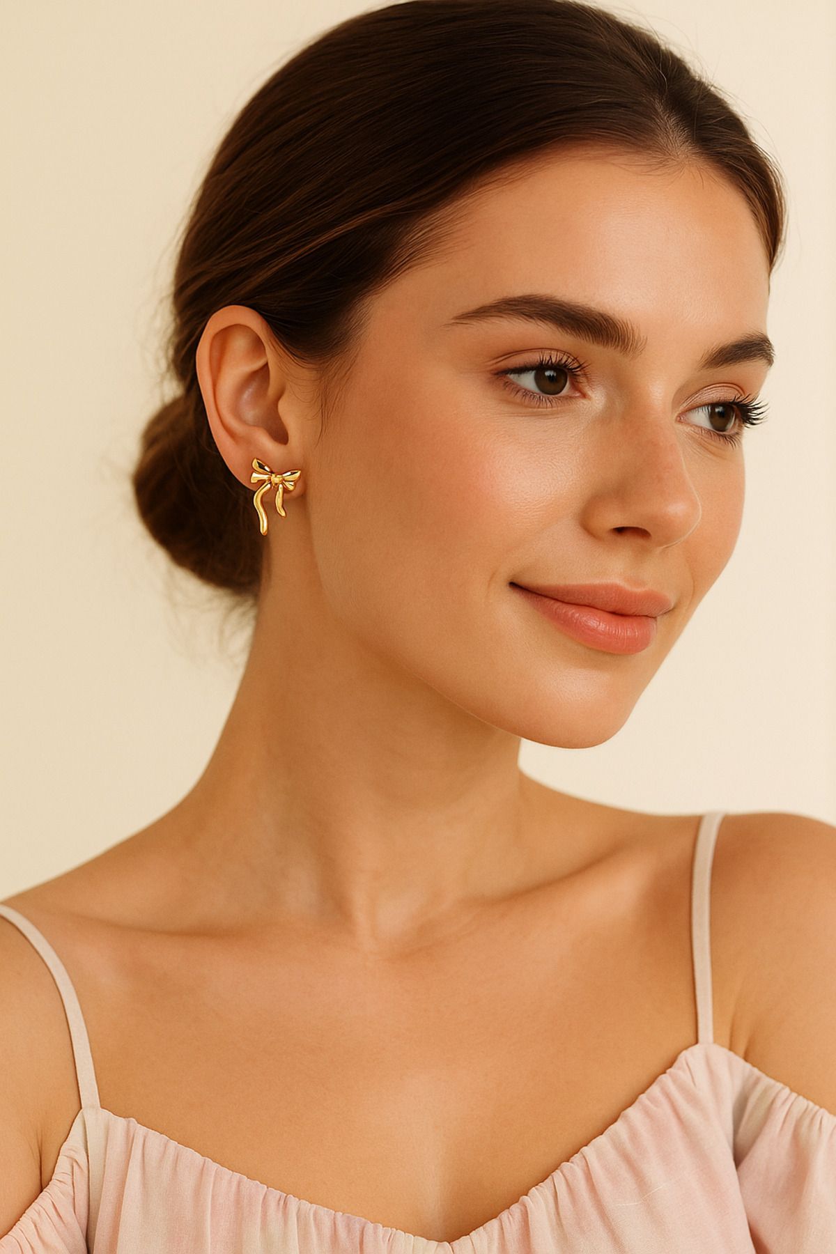 Luminos Butik Heykel Formunda Şıklık: Metal Fiyonk Küpe MK008-GOLD