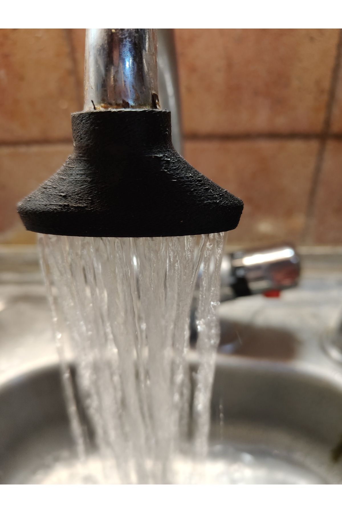 Lucest Standart havalandırıcı yerine artık iç dişli olan başka bir musluk bölücü. (Plastik Aparattır!!!)