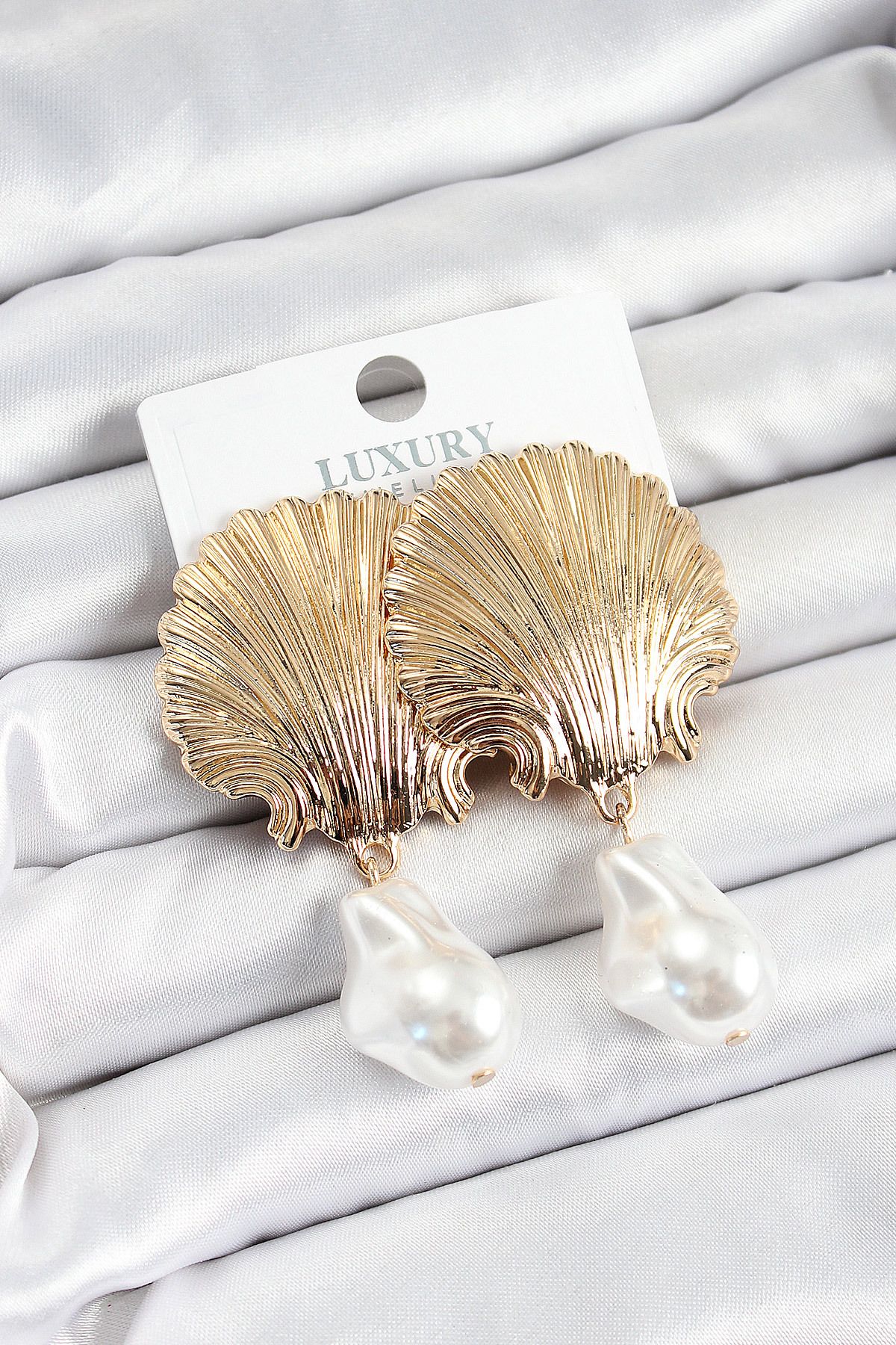 LovelymCo Pirinç İstiridye Model Sallantılı İnci Detaylı Gold Renk Kadın Küpe - Lisinya