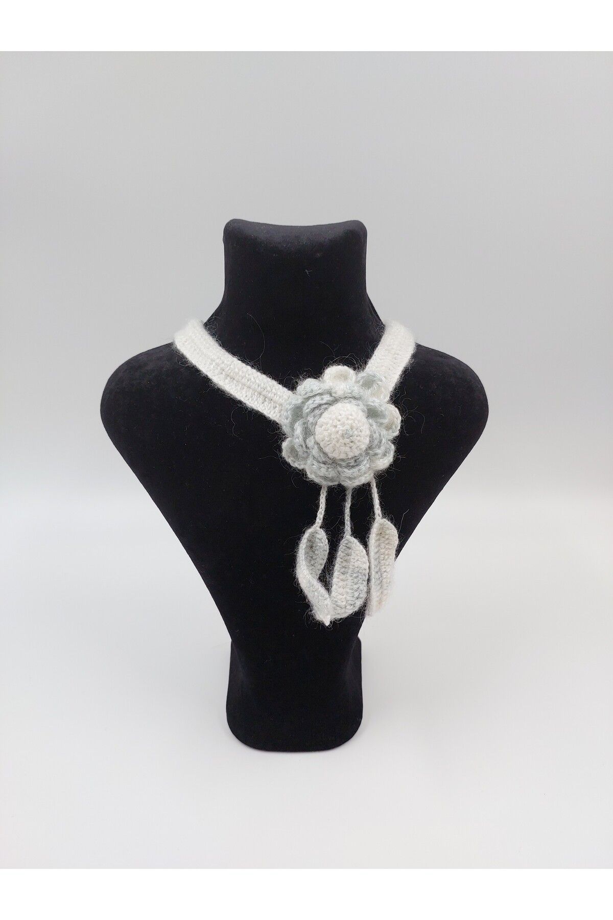 R G Handmade Design “Yumuşak Dokunuş” El Yapımı Yün Kolye – Çiçek ve Yaprak Detaylı