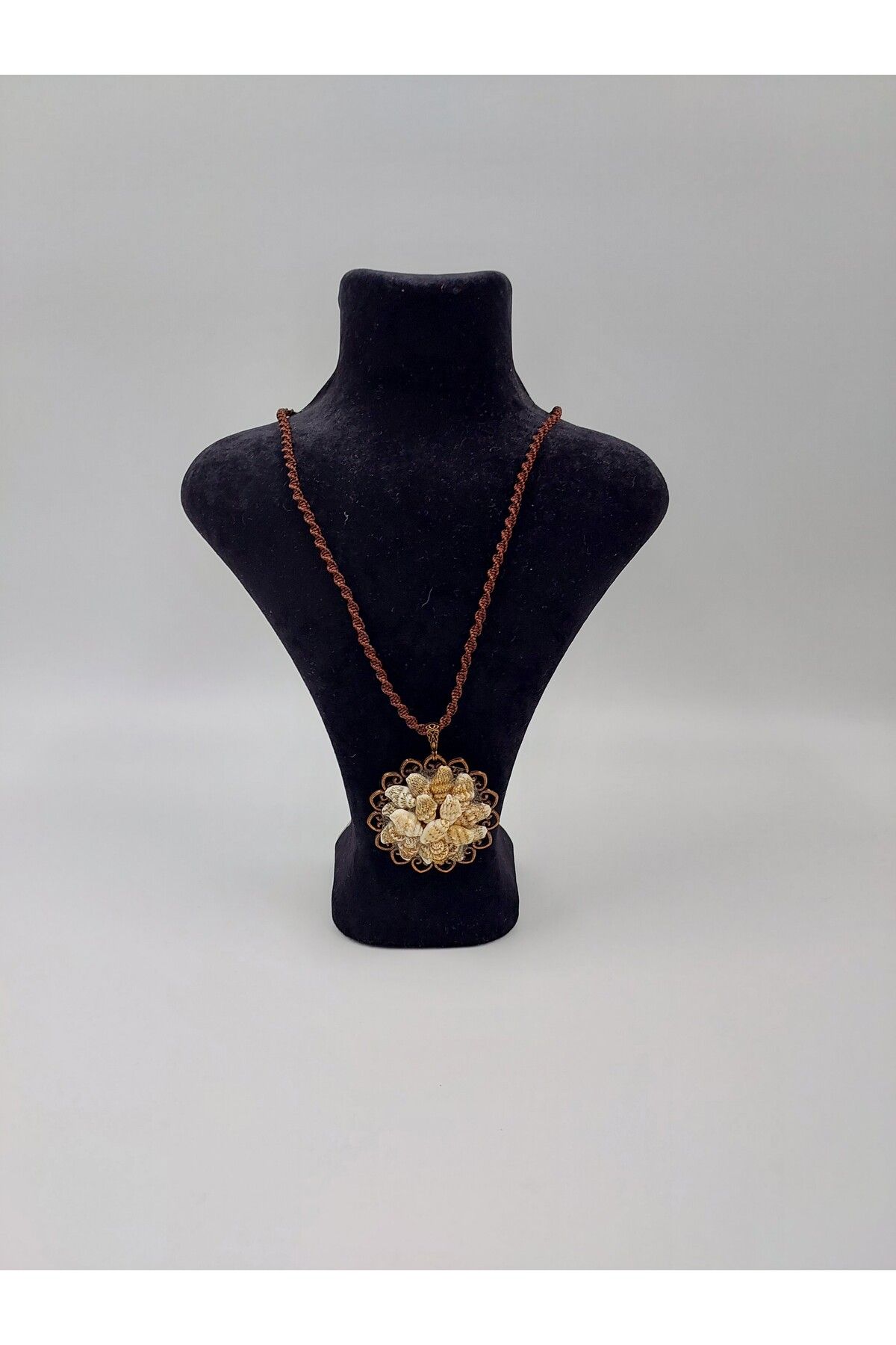 R G Handmade Design “Kıyıya Vuran Hatıralar” – Makrome Zincirli Deniz Kabuğu Kolye