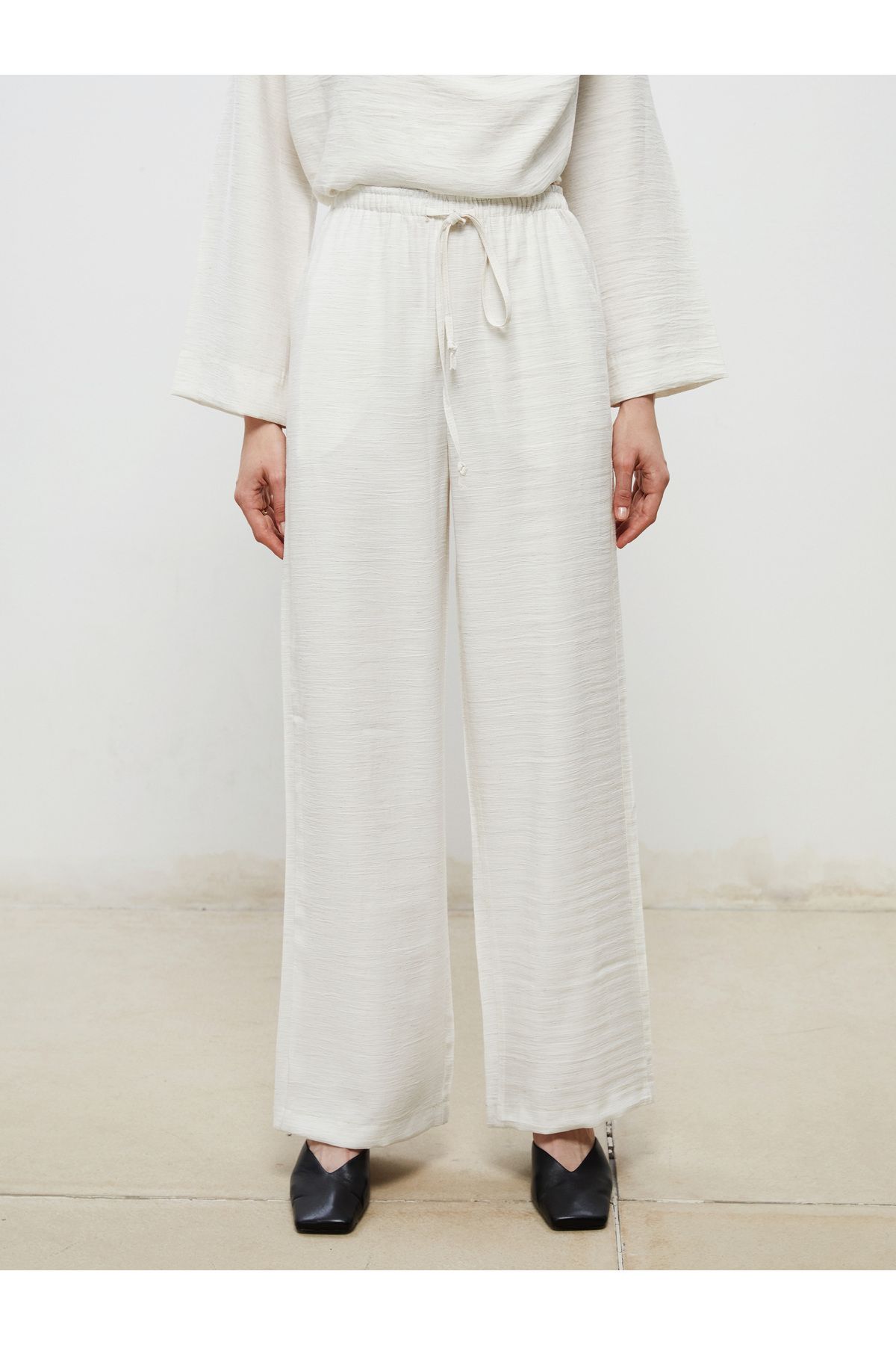 LC Waikiki-Pantaloni de damă cu aspect de in cu talie elastică 2