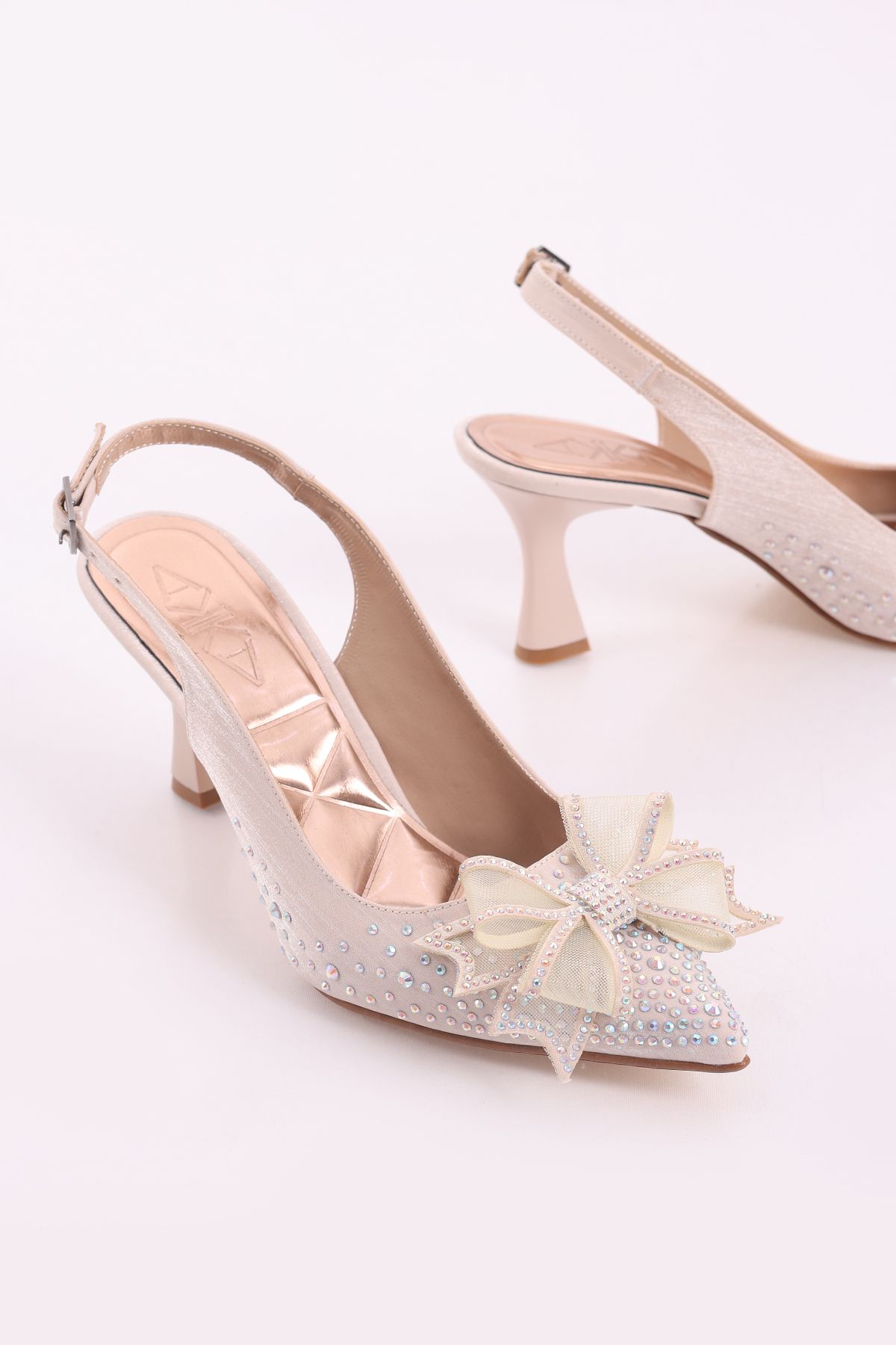 SHOESSHOPS Önü Taşlı Fiyonk Detaylı Arkası Açık Şık Kadın Topuklu Ayakkabı