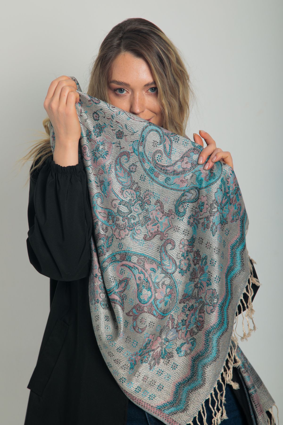 Soul of Anatolia Paisley Desenli Gri Pashmina Şal – Yumuşak Dokulu, Püsküllü, 4 Mevsim Kullanıma Uygun