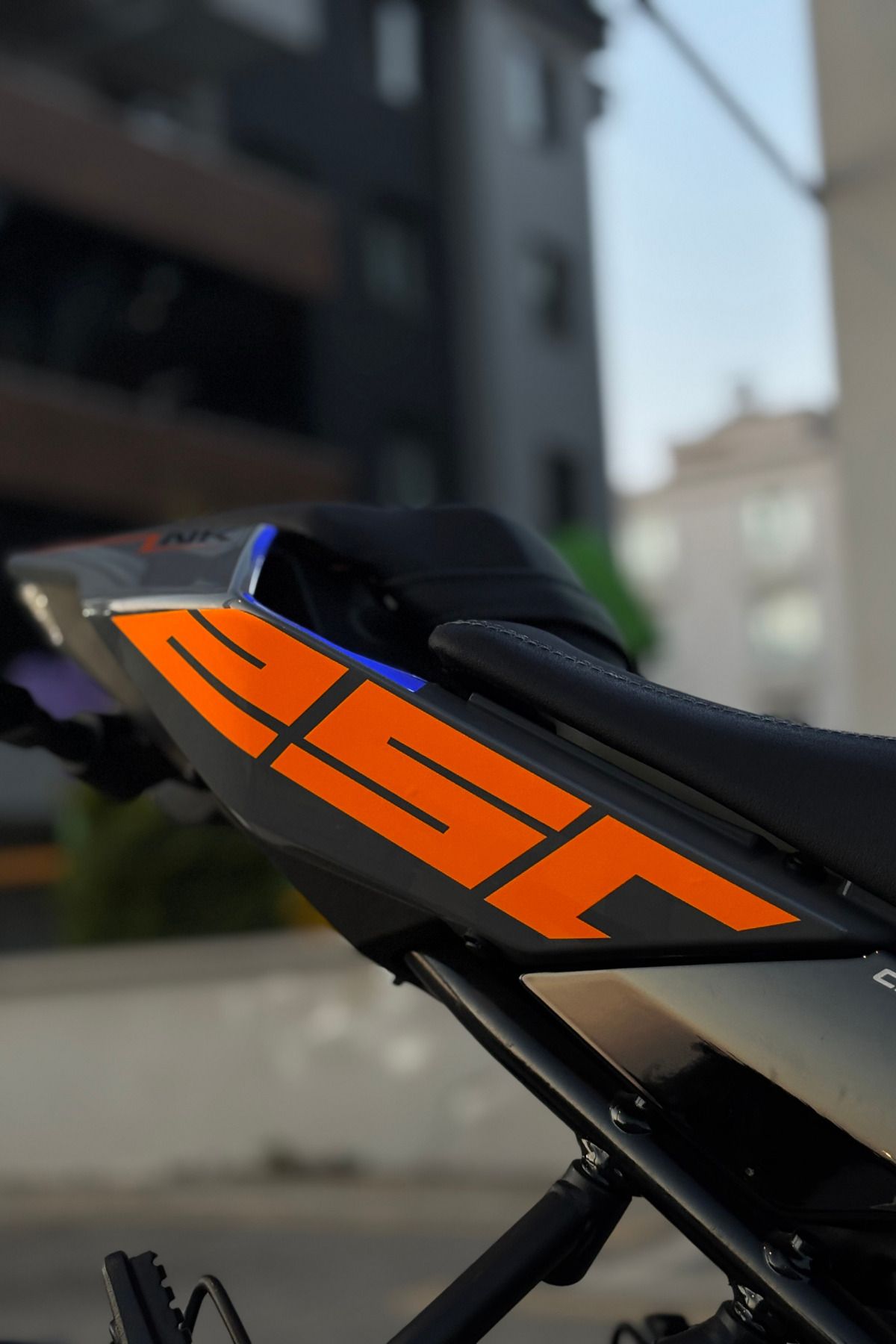Banxtre CFMOTO NK250 Tüm Yıl ve Modellere Uyumlu Neon Turuncu 250 Yazıları Sticker (Sağ ve Sol)