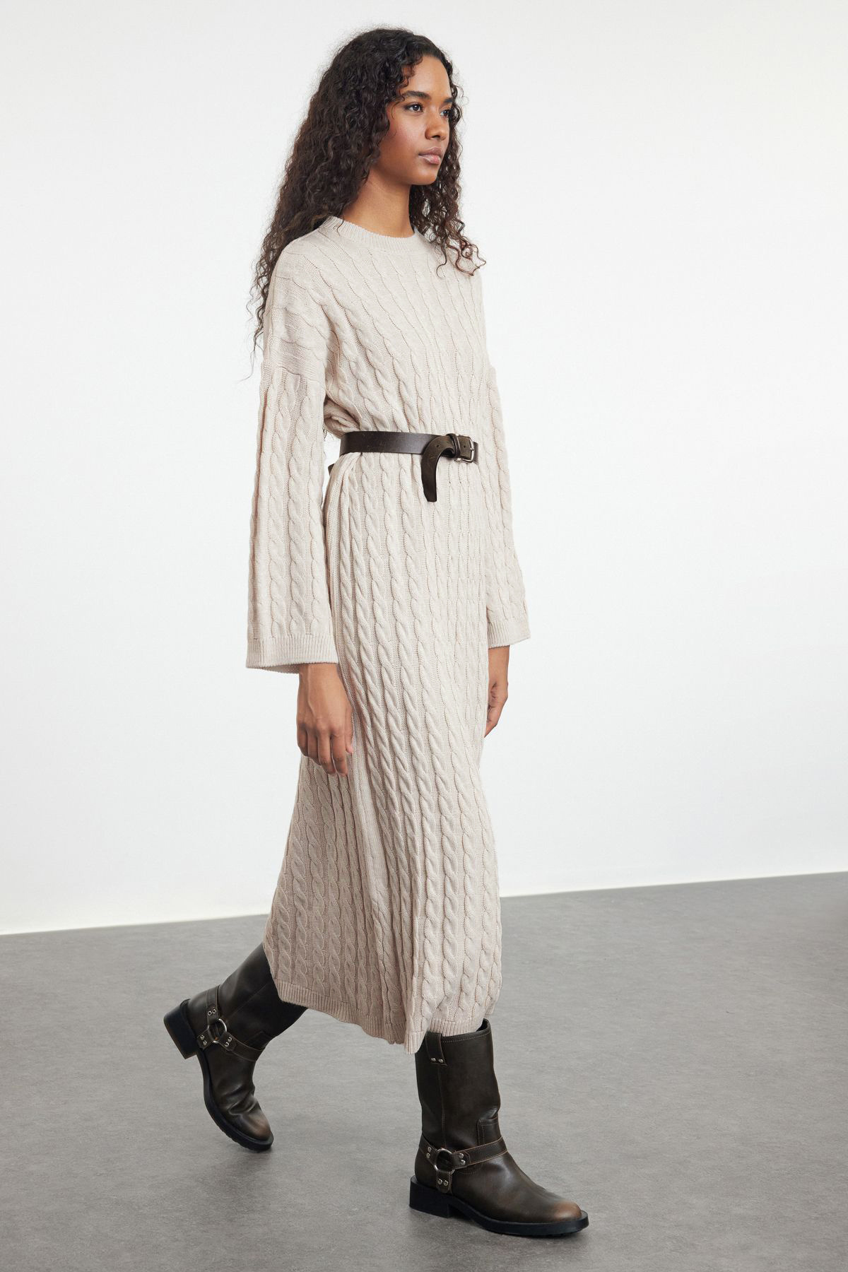 Trendyol Collection Beżowa maxi sukienka z dzianiny z plecionymi włosami, szeroki krój, długa sukienka TWOAW25EL00078