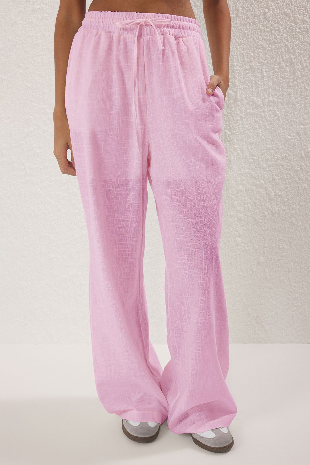 Trendyol Collection-Pantaloni scurți cu picioare largi/late cu aspect de in roz deschis, căptușiți cu talie elastică TWOSS25PL00121 4