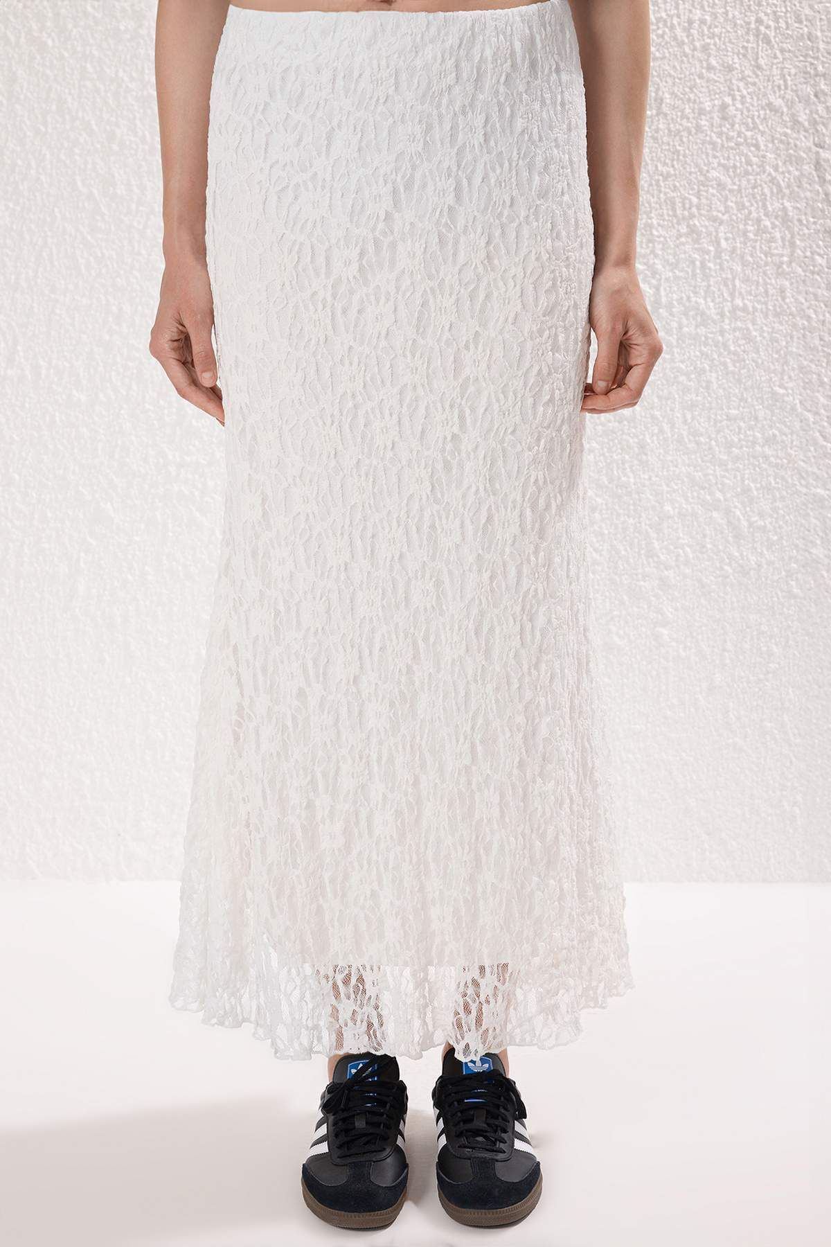 Trendyol Collection-Fusta tricotată elastică midi din dantelă Ecru TWOSS25ET00149 3
