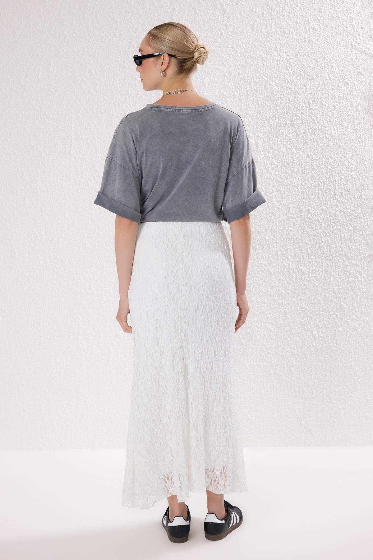 Trendyol Collection-Fusta tricotată elastică midi din dantelă Ecru TWOSS25ET00149 5