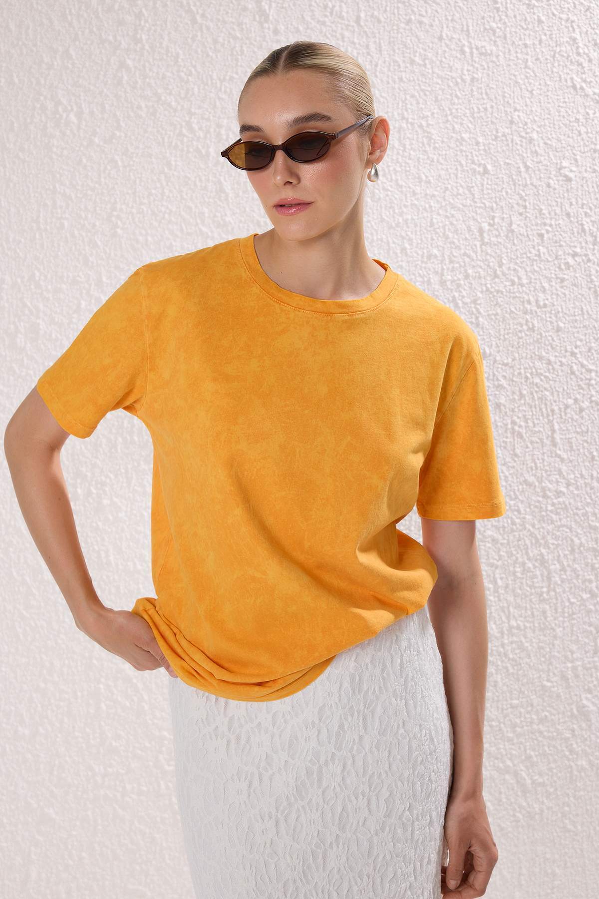 Trendyolmilla  Turuncu Kalın Pamuklu Yıkamalı/Soluk Efektli Regular/Normal Kalıp Örme T-Shirt TWOSS25TS00211