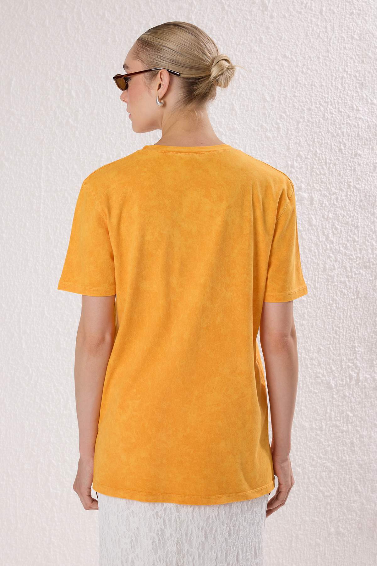 Trendyolmilla  Turuncu Kalın Pamuklu Yıkamalı/Soluk Efektli Regular/Normal Kalıp Örme T-Shirt TWOSS25TS00211 - Görsel 4