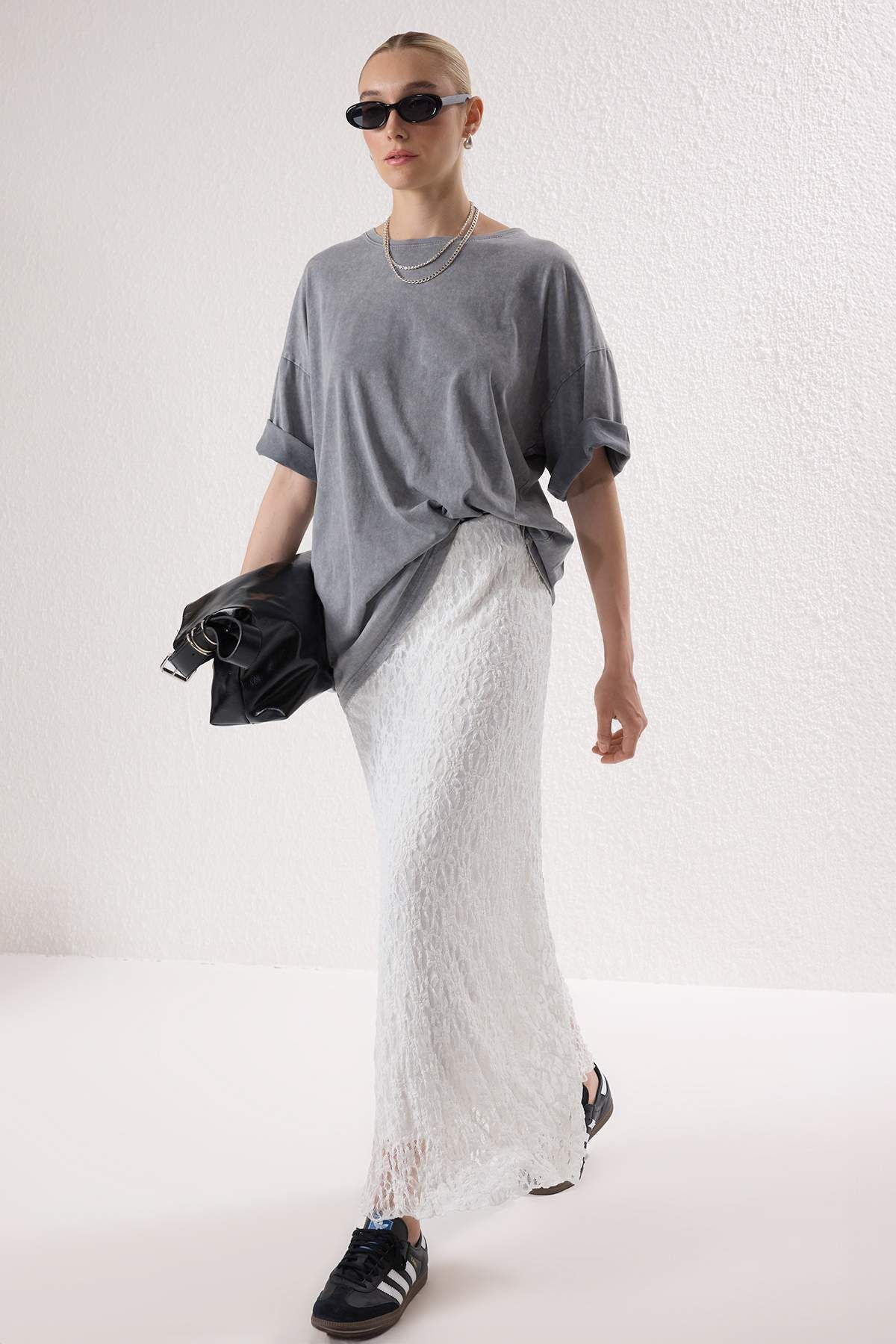 Trendyol Collection-Fusta tricotată elastică midi din dantelă Ecru TWOSS25ET00149 2