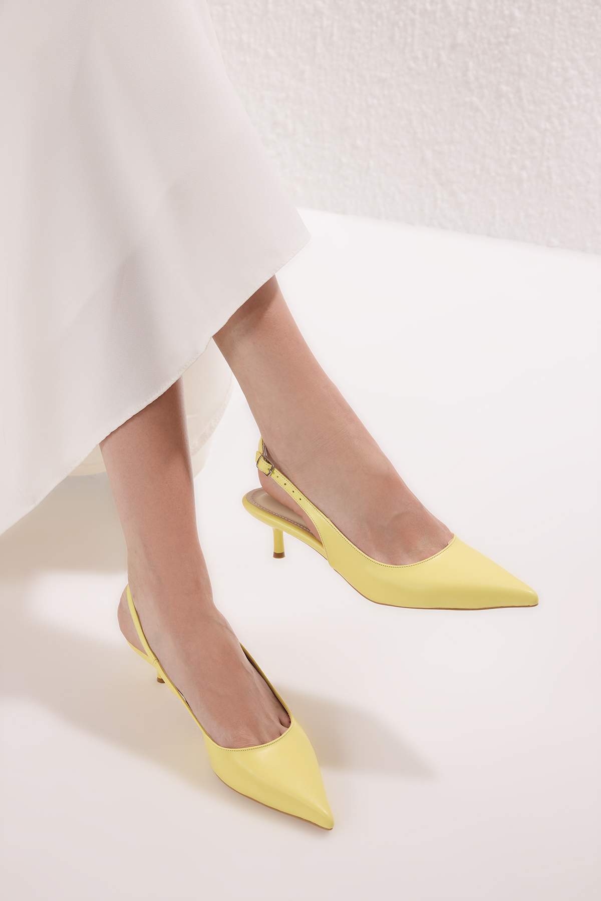 TRENDYOL SHOES Sárga hegyes orrú női 4 cm-es cipő, kissarkú TAKSS25TO00005