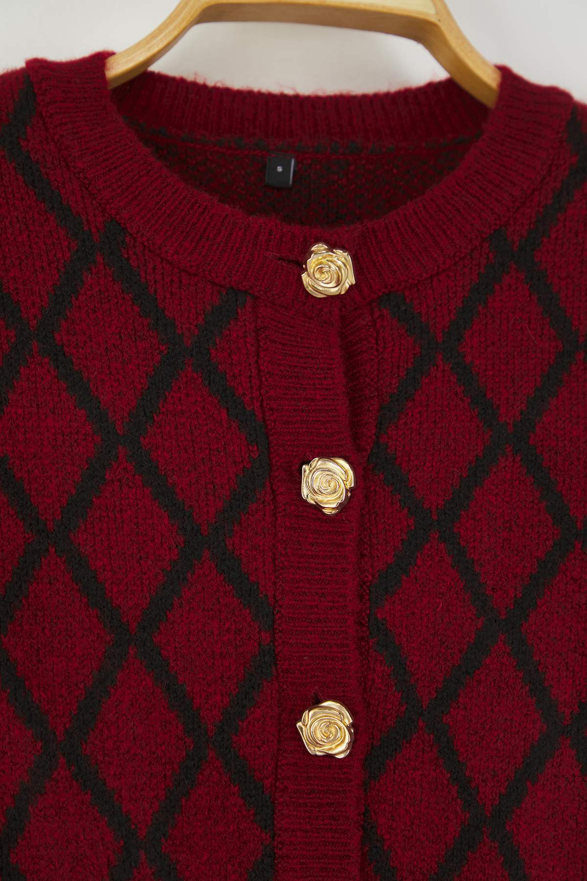 Trendyol Collection-Burgunderfarbene Strickjacke mit weichem Strukturmuster und weichem Strukturmuster mit Knopfdetail TWOAW26HI00051 6