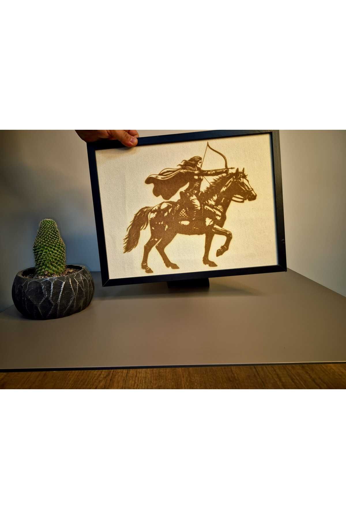 Grand Fine Art Kumaş Üzeri Lazer Kazıma Kadın ve Ok