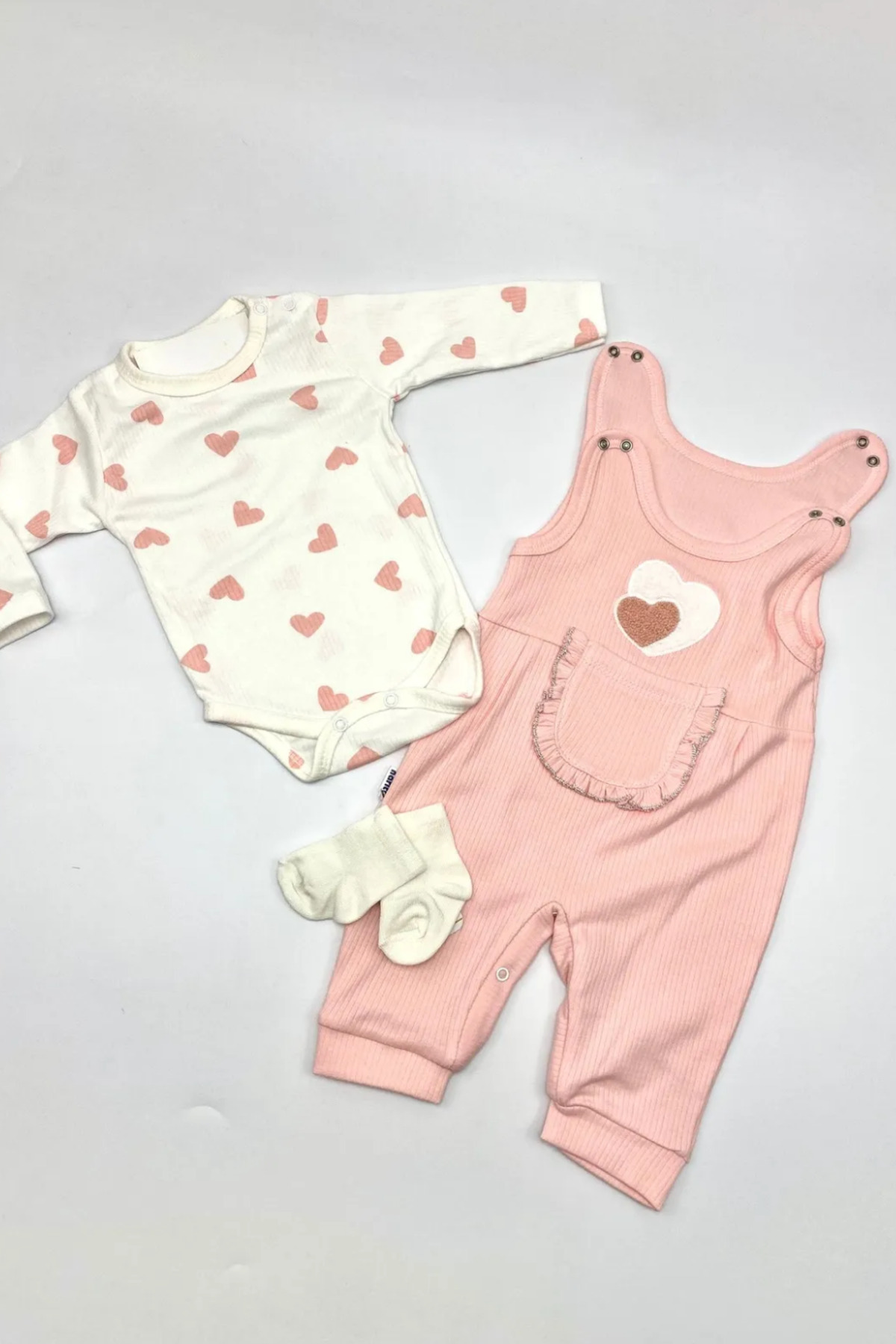 NAFİTTO Kalpli Kız Bebek Tulum 3’lü Tulum Seti – Kollu Zıbın, Cepli Tulum ve Çorap | 3-6-9 Ay Bebek Kıyafeti fotoğrafı 3 (önizleme)