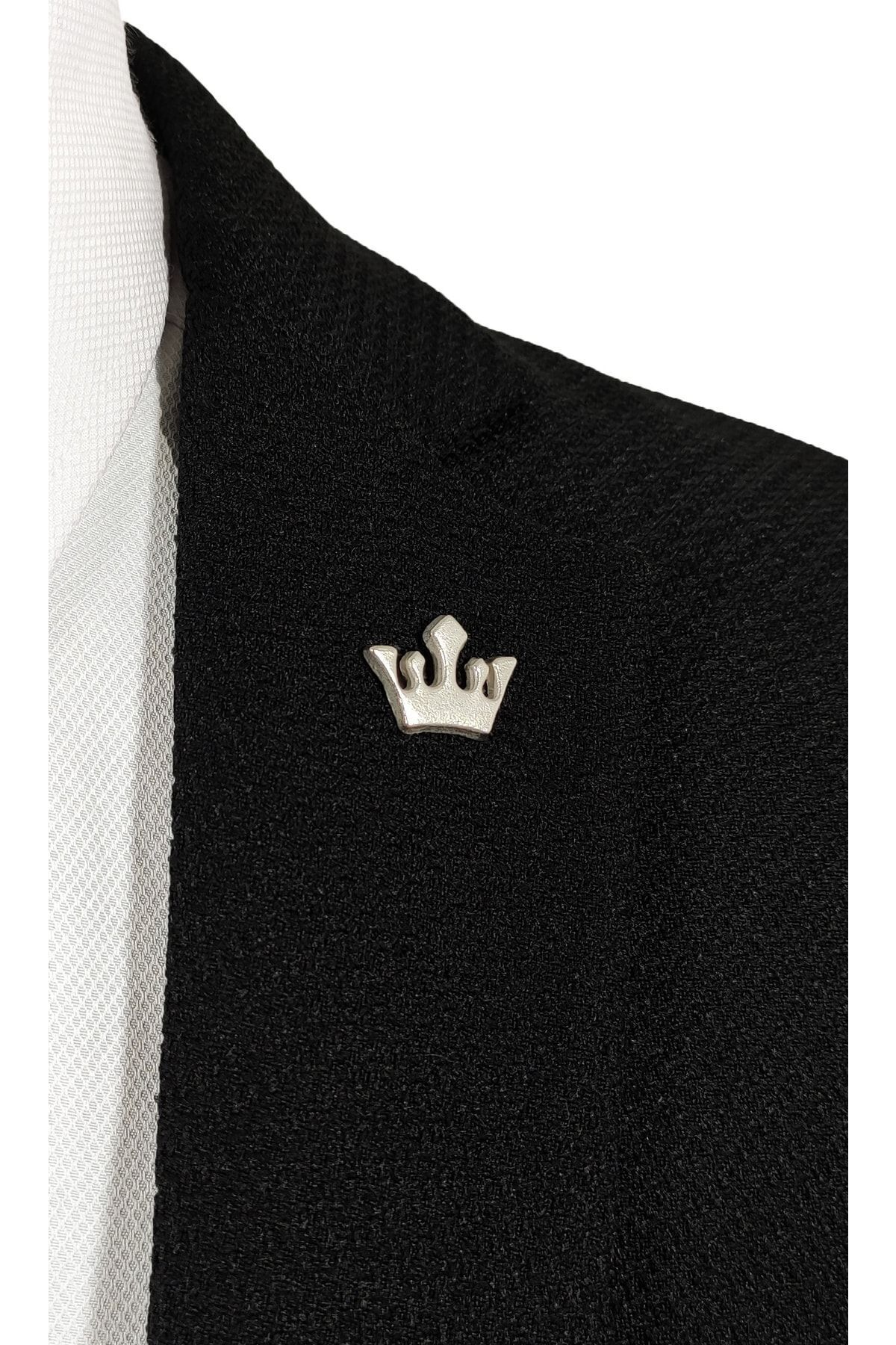 BLC Basic Line Co. Kral Tacı Şeklinde Gümüş Gri Renk Zamak Zincirsiz Ceket Yaka Iğnesi Yaka Broşu