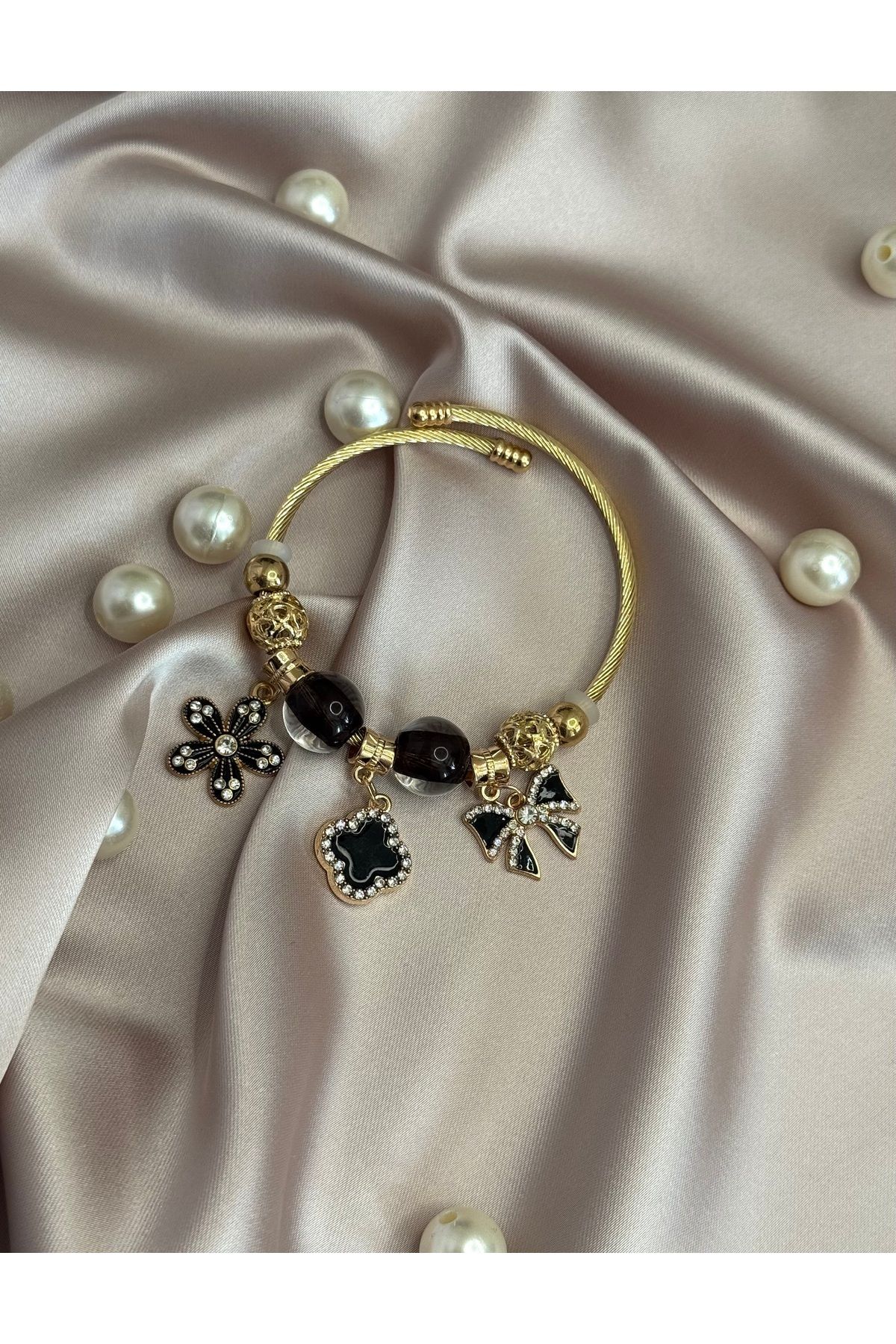 NİSDUAS Siyah Taşlı ve Figürlü Gold Charm Bileklik