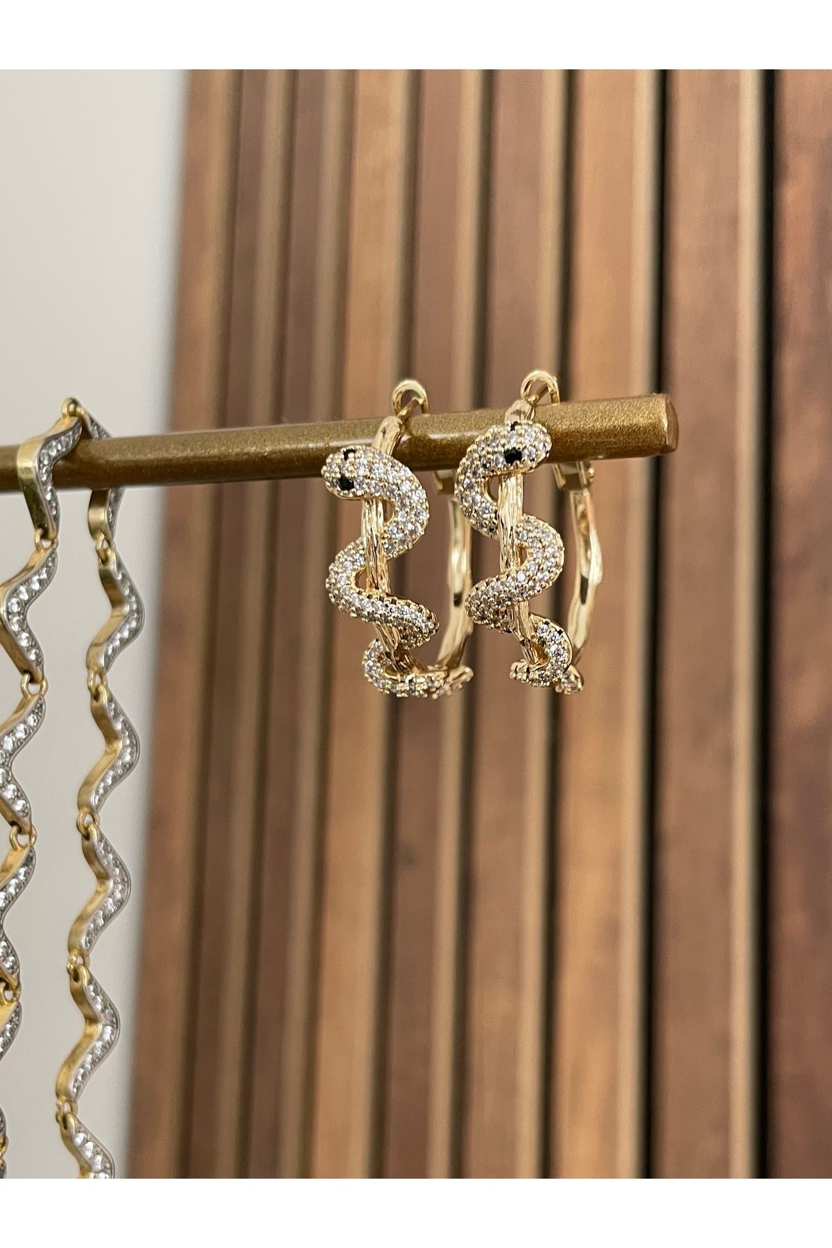 XUPING JEWELRY Yılan Detaylı Taşlı Küpe