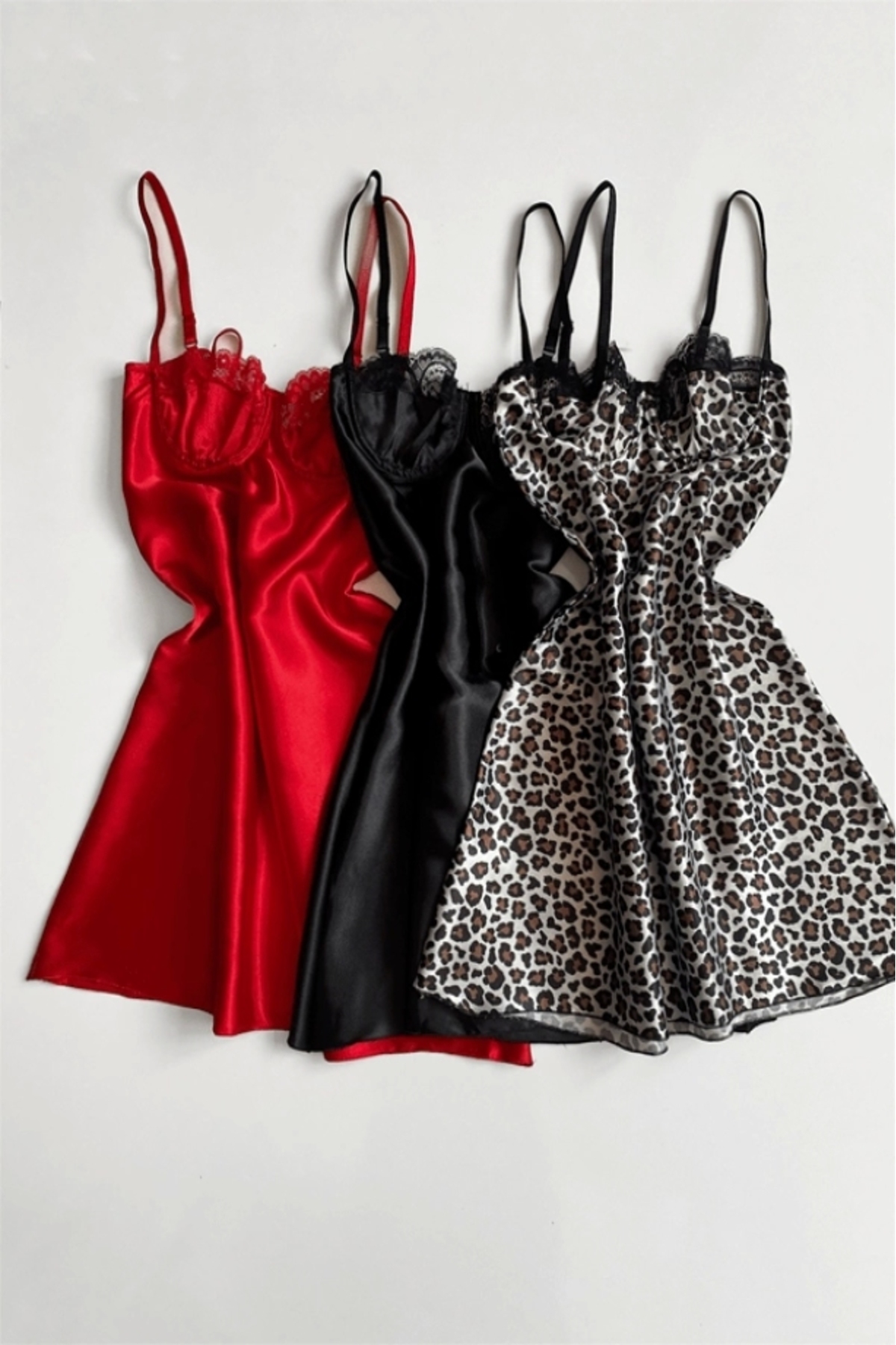 Gece İncisi 3 Renk Göğüs Dantel Detaylı Yumuşak Saten Gecelik Set (Gizli Gönderi)