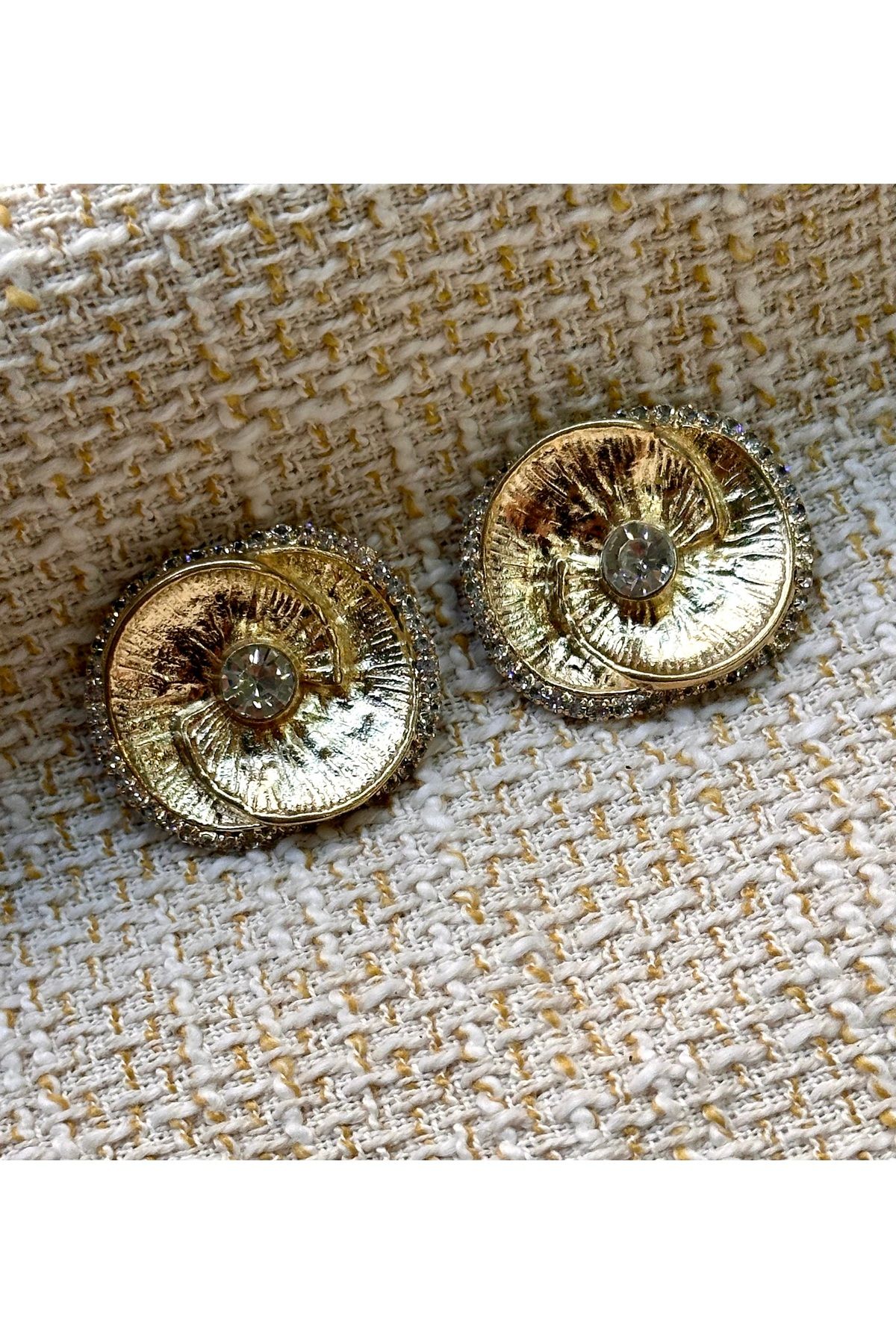 ODDA TASARIM ATÖLYESİ-Extra Large (3.5cm) Luxury Gold 2-Button with Rose Pattern and Crystal Stones in the Middle and Edges 2