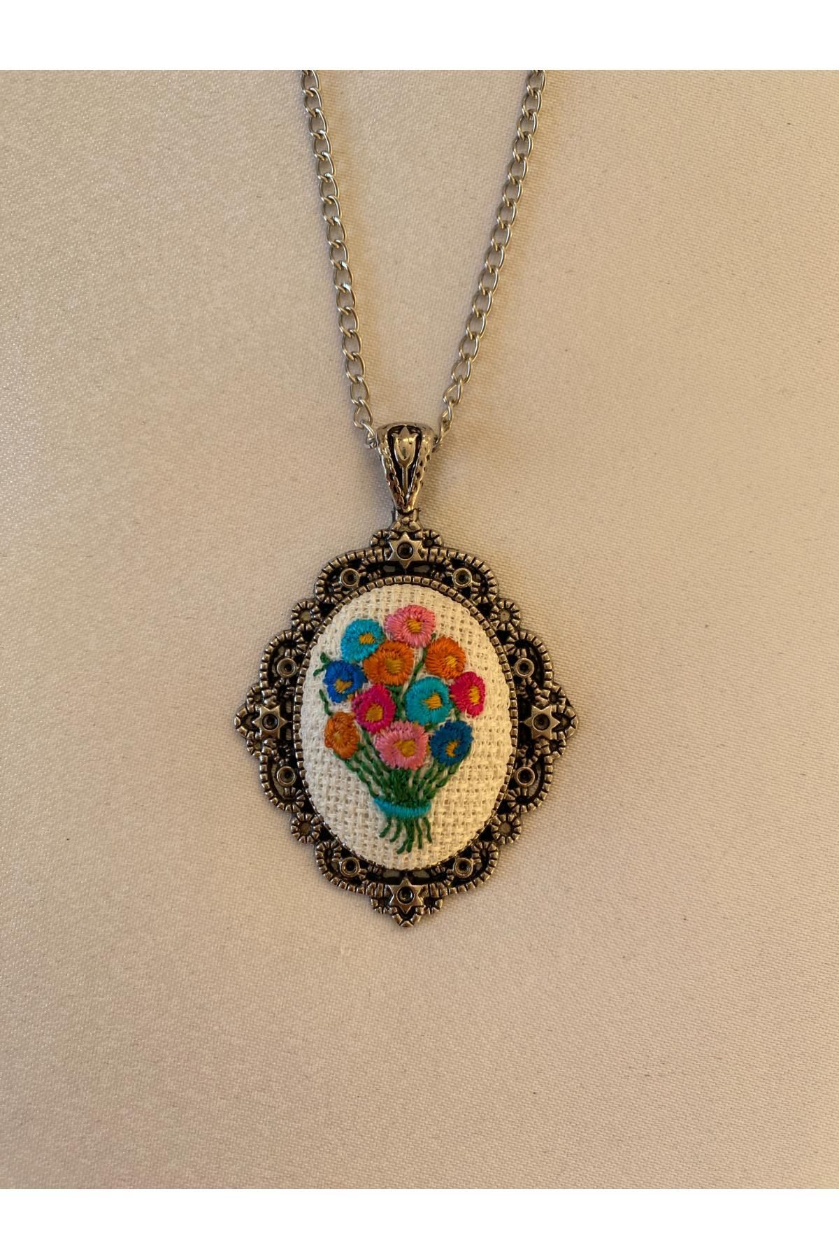 HEDİYEM EVİME Çiçek İşlemeli Kanaviçe Kolye Gümüş Renk Model 9