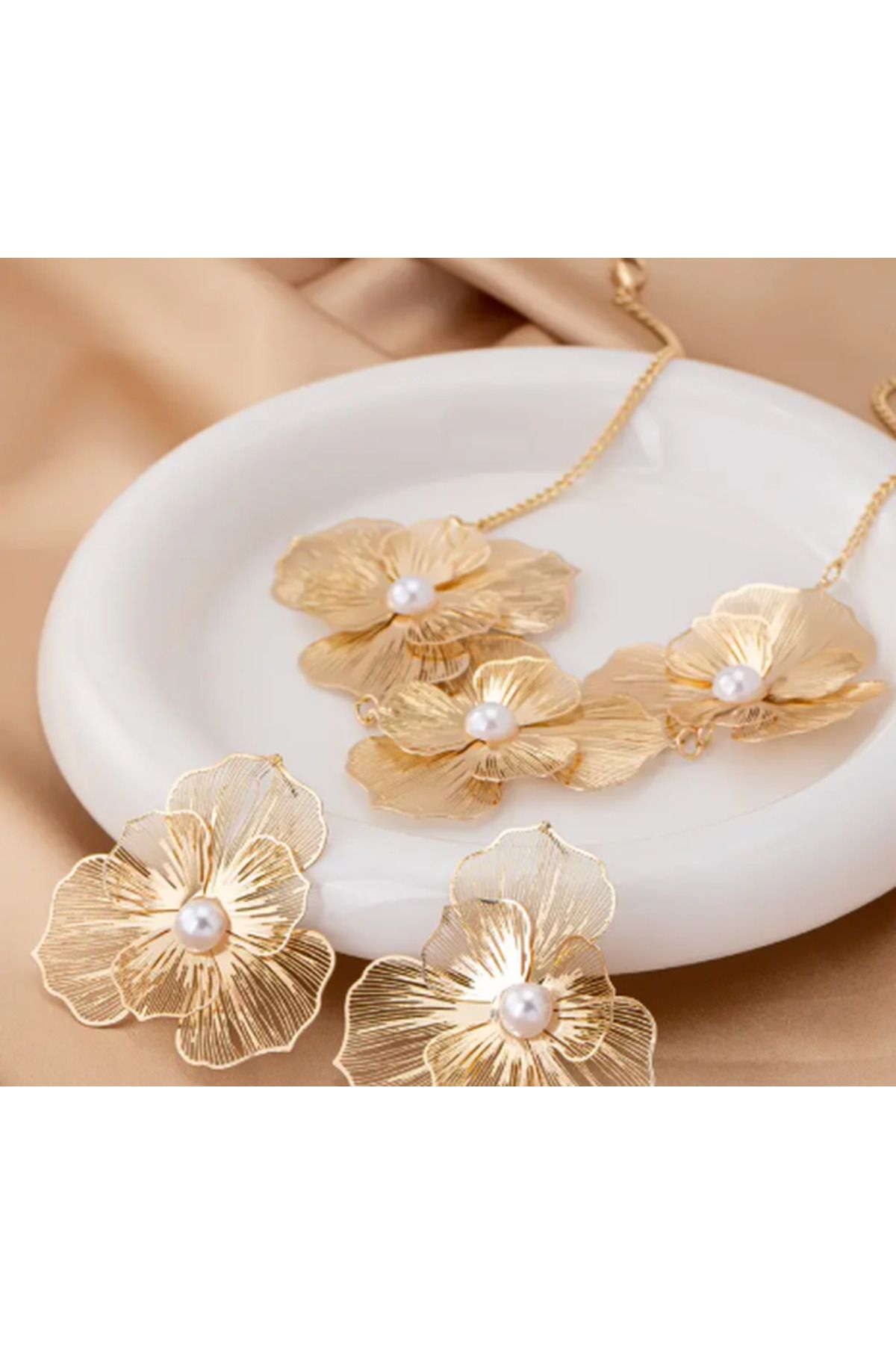 SE Jewellery Collection Selin Ersoy Kadın Gold Renk Büyük Çiçekli Takı Seti – İnci Detaylı Kolye ve Küpe Kombini