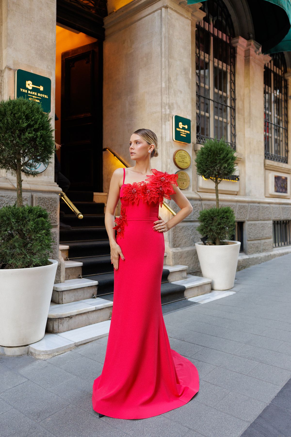 BDM Exclusive Tek Omuz Çiçek Aplikeli Uzun Gece Elbisesi