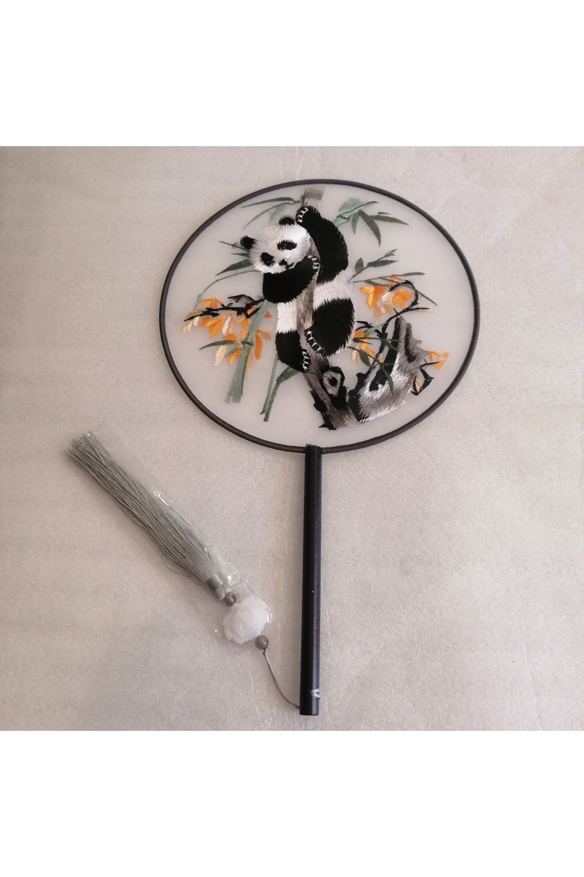Butik Tülin Otantik çok renkli floş iplik nakışlı ağaca tırmanan panda ahşap saplı ev yelpaze 55x20 cm Çin Malı