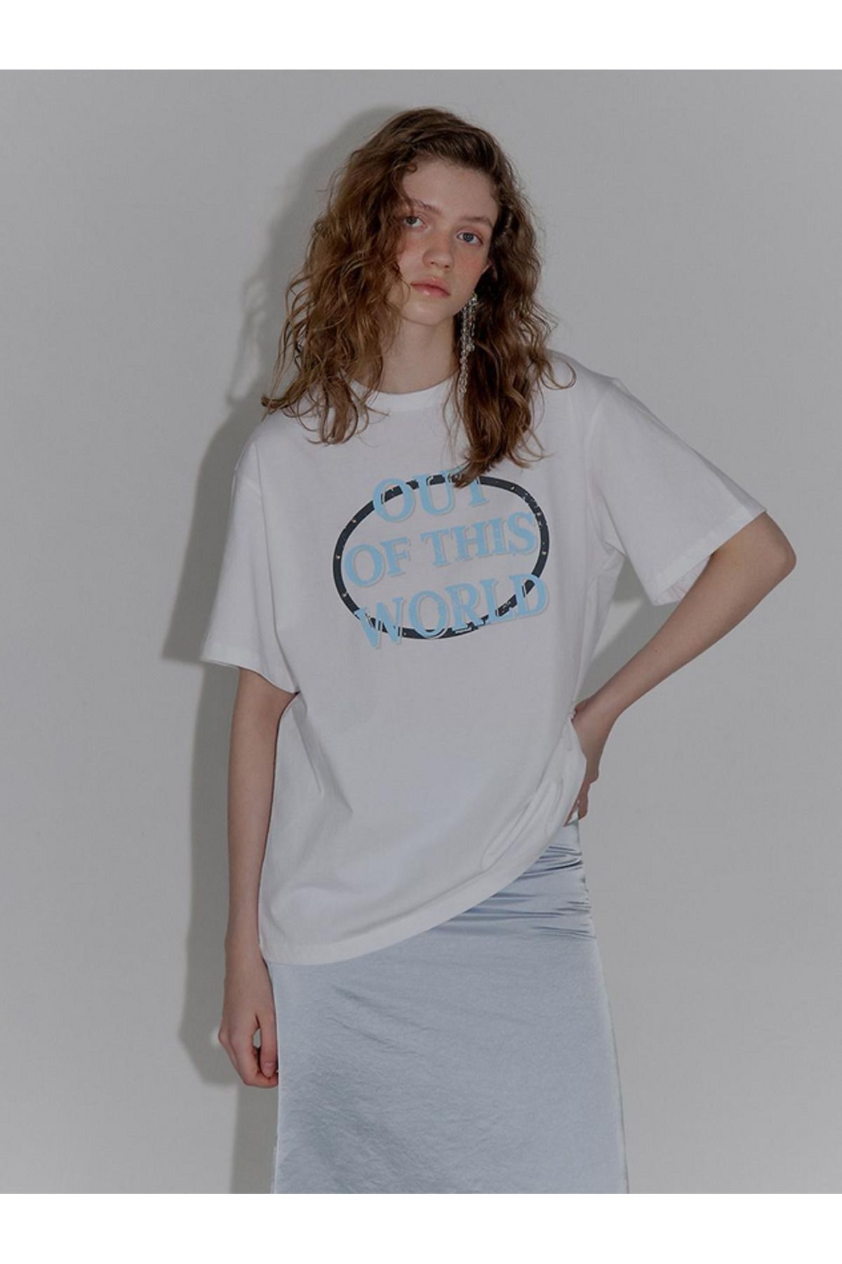 ELNOYA Unisex Pamuklu Beyaz Oversize "Out Of This World" Baskılı Bisiklet Yaka Rahat T-shirt