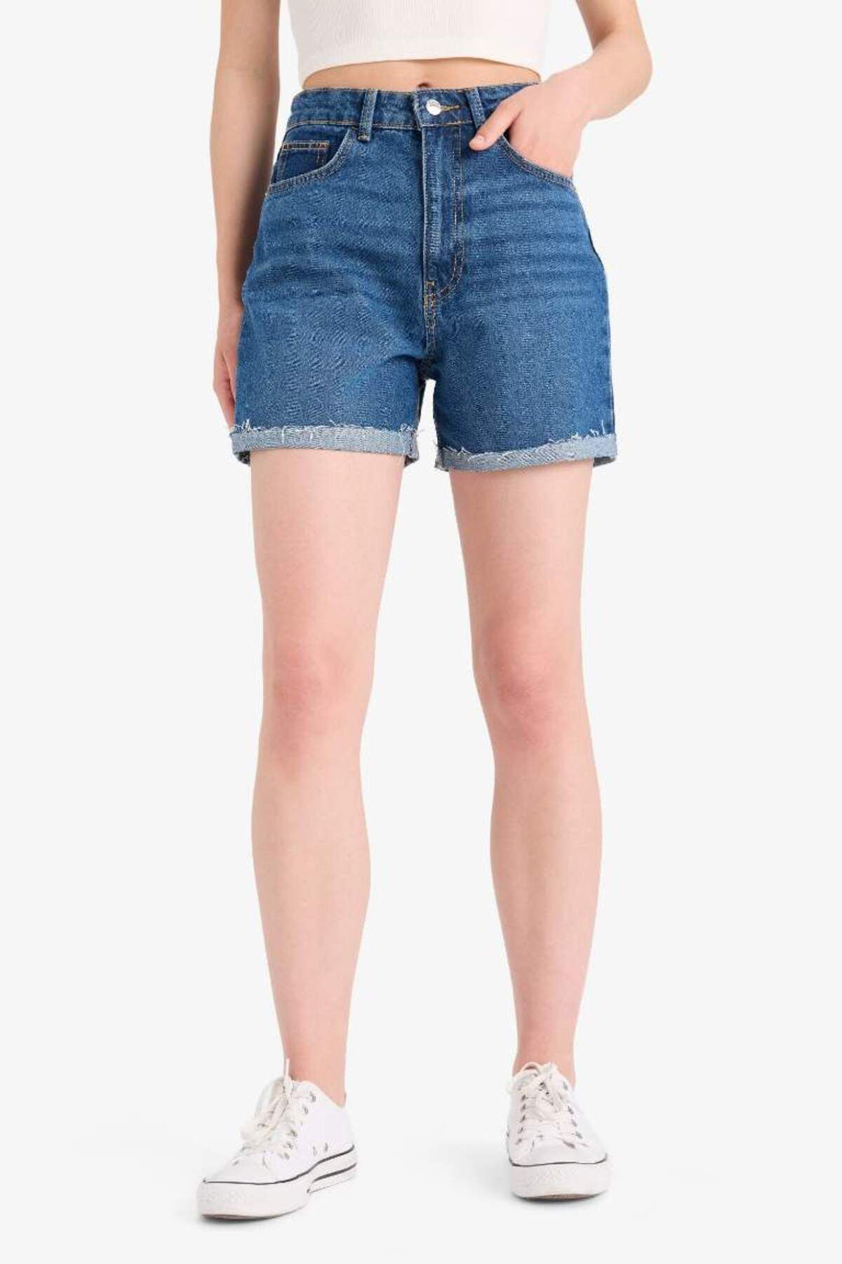 DeFacto Yeni Sezon Mom Fit Yüksek Bel Paçası Katlamalı Fit Jean Şort