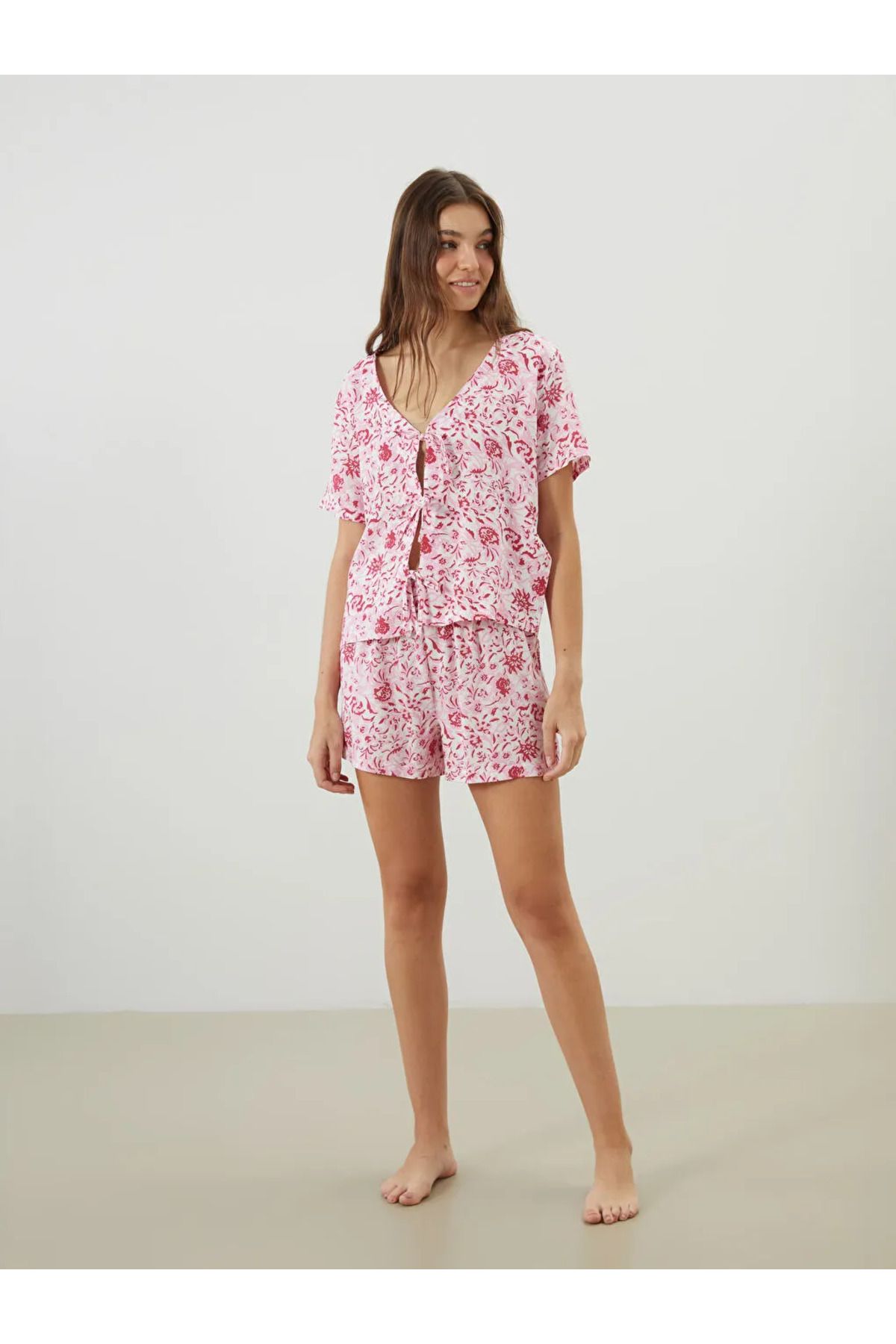 LC Waikiki LCW DREAM Ekru V Yaka Çiçekli Kadın Şortlu Pijama Takımı